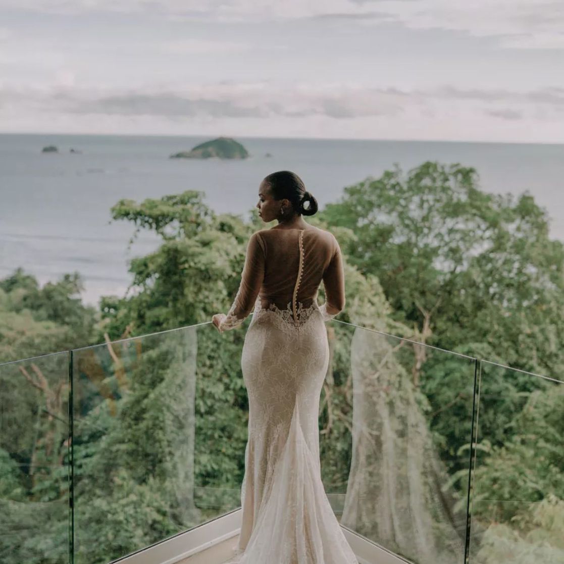 新娘看着外面的大海