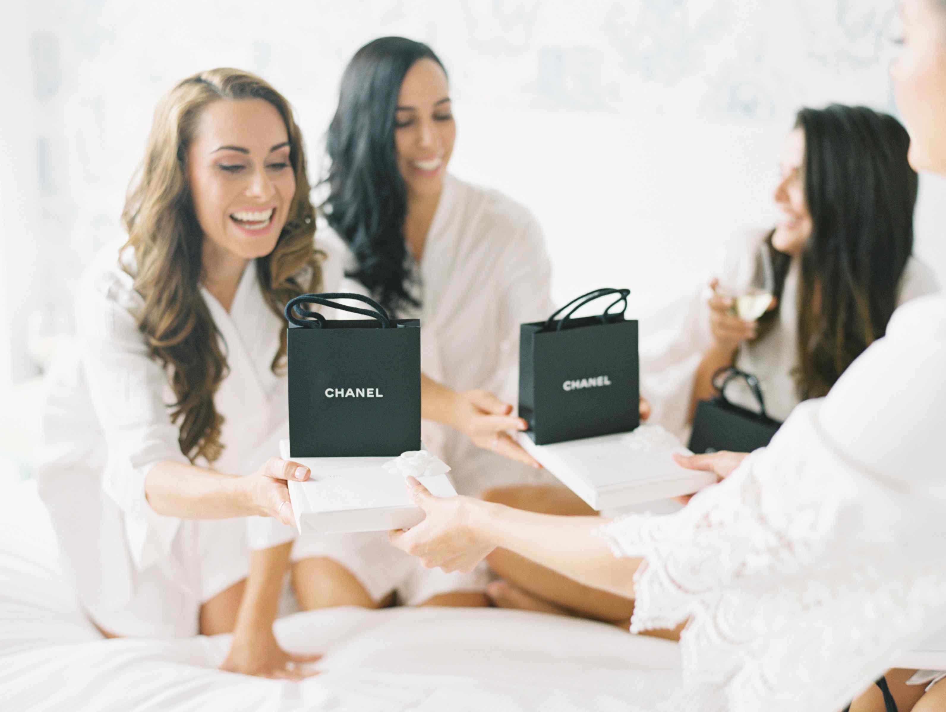 女孩在白色长袍，香奈儿礼品袋