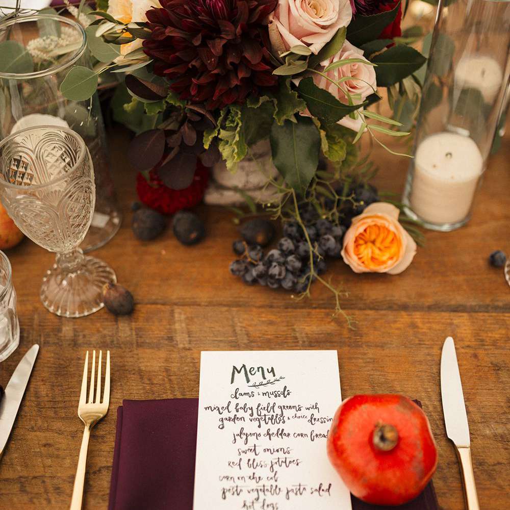 菜单上有剧本，桌上放着鲜花