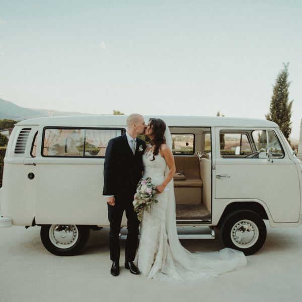 新娘和新郎在白色vw公共汽车前面