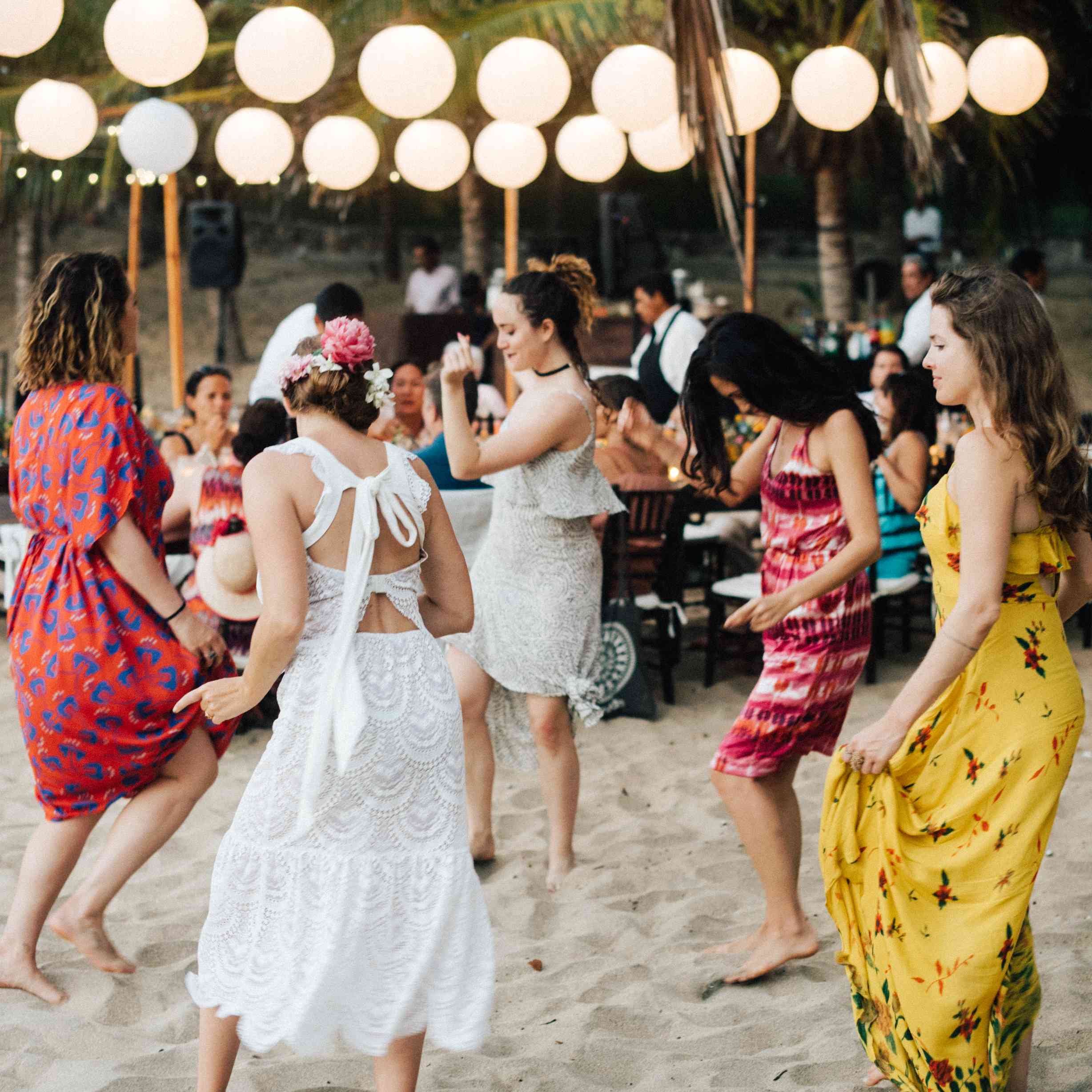 宾客在酒会上跳舞