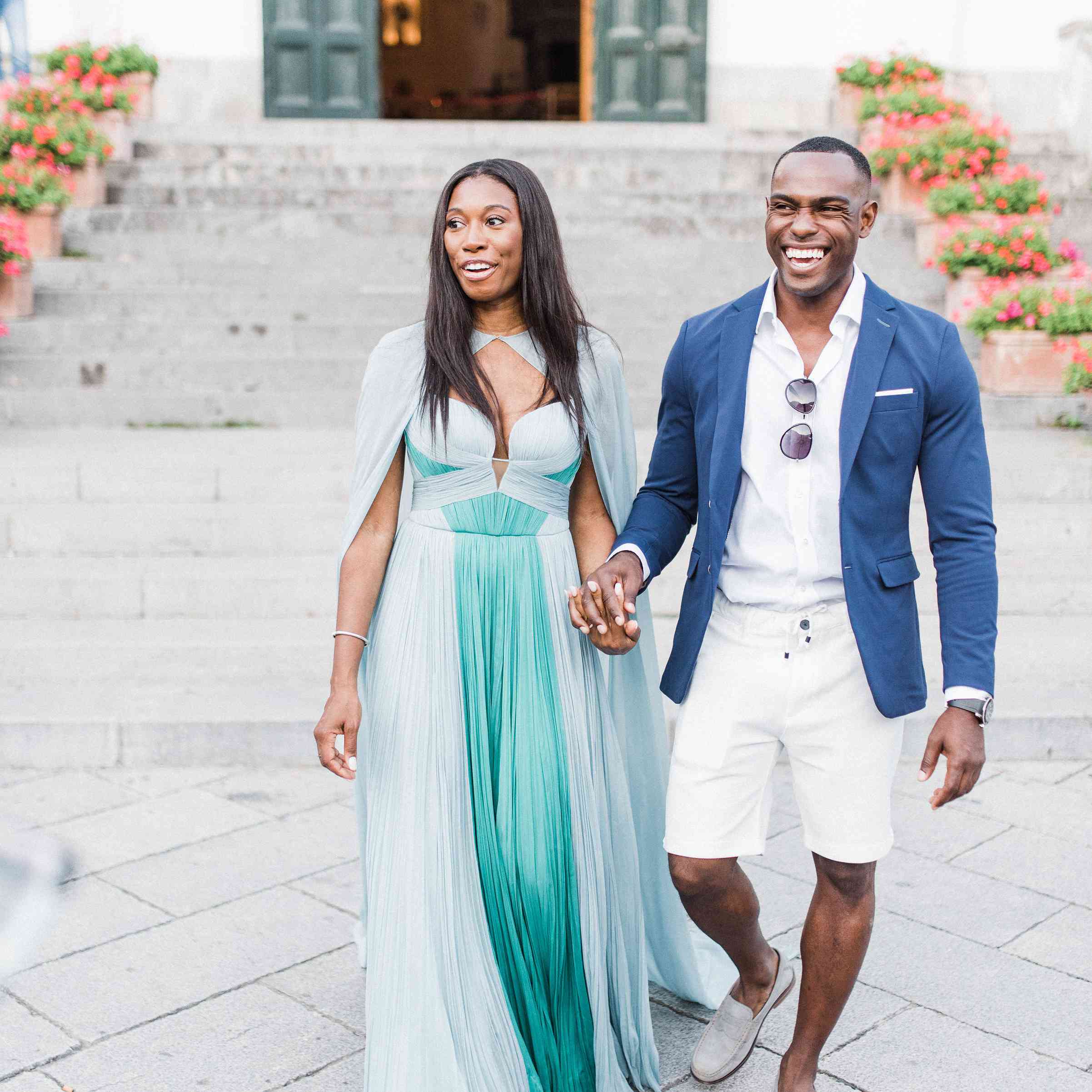 新娘和新郎手牵着手