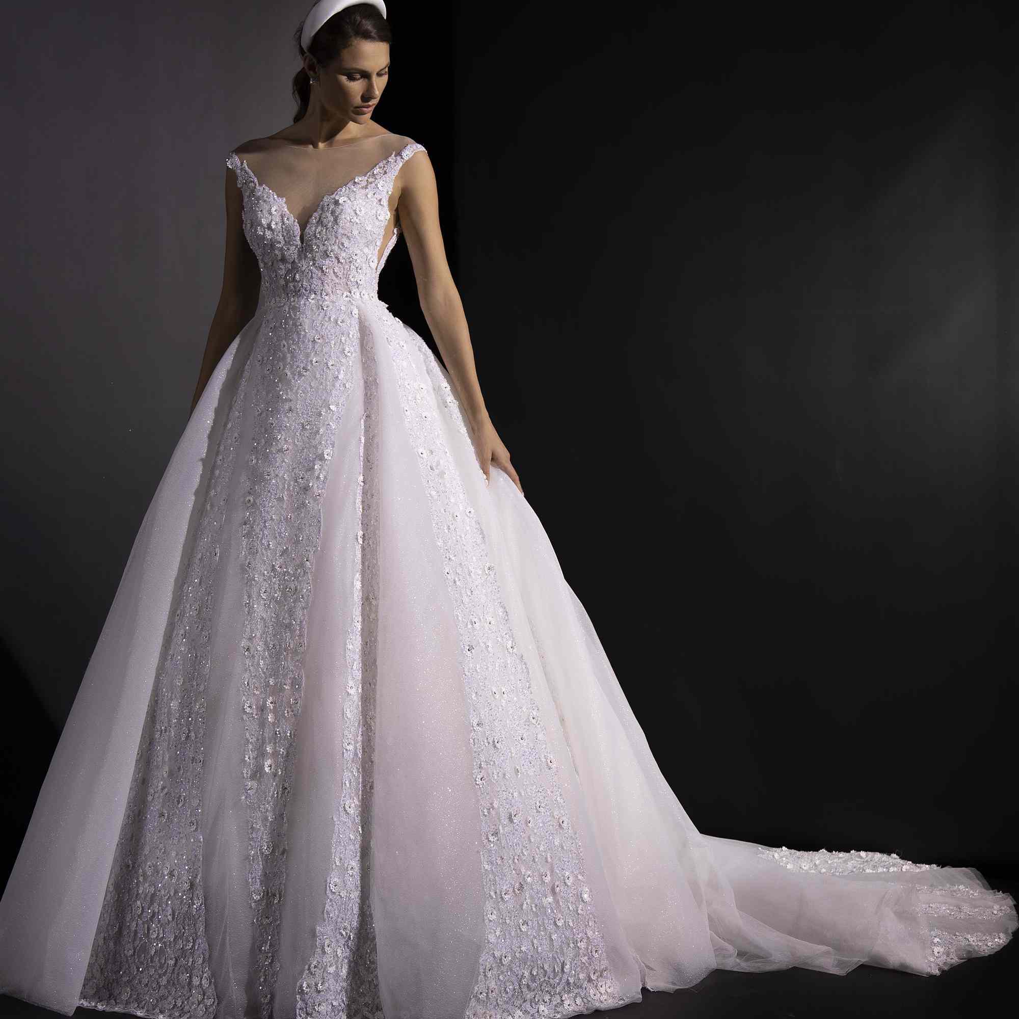 点缀在花花边型号长礼服与幻觉领口