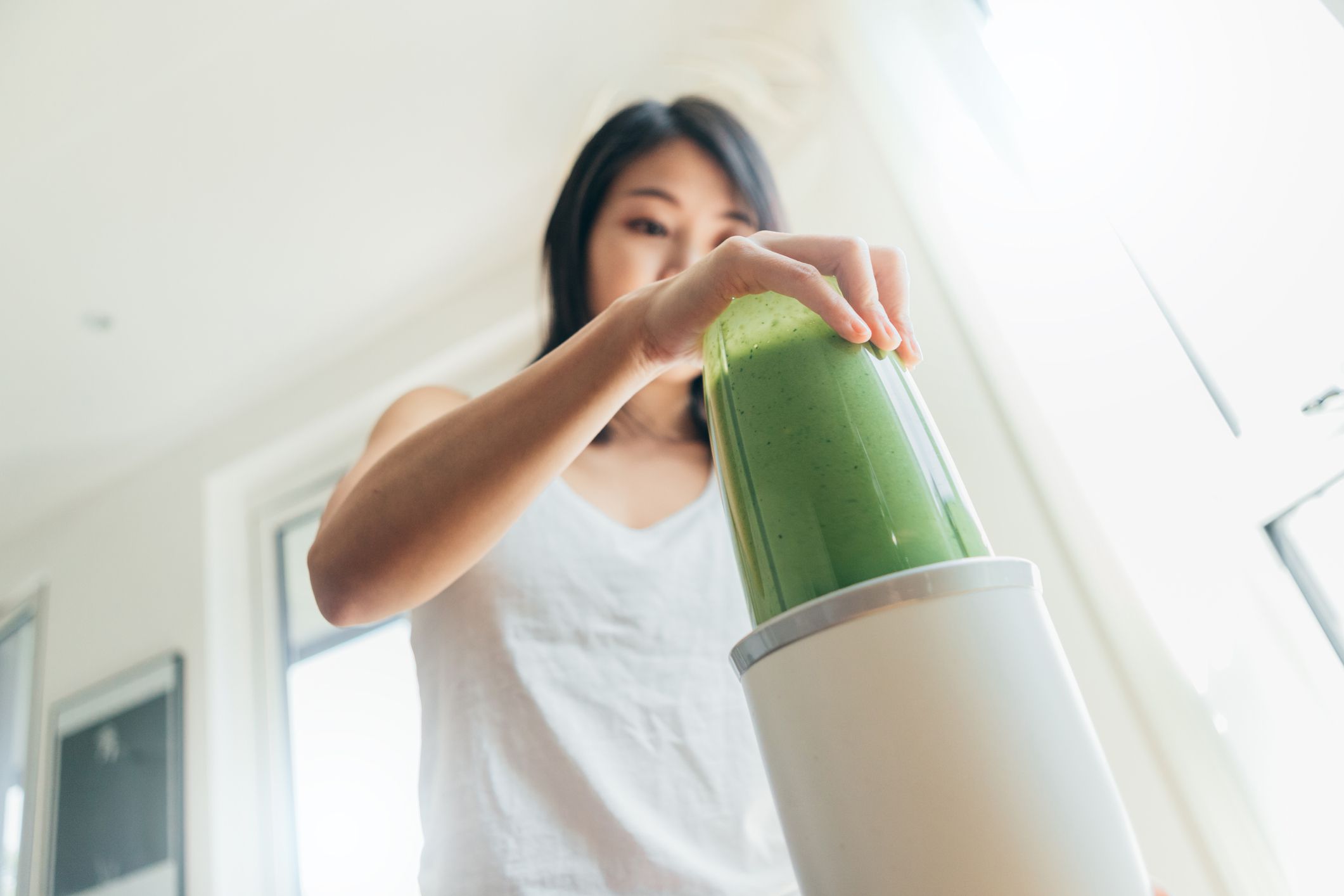 做绿色圆滑的人的妇女