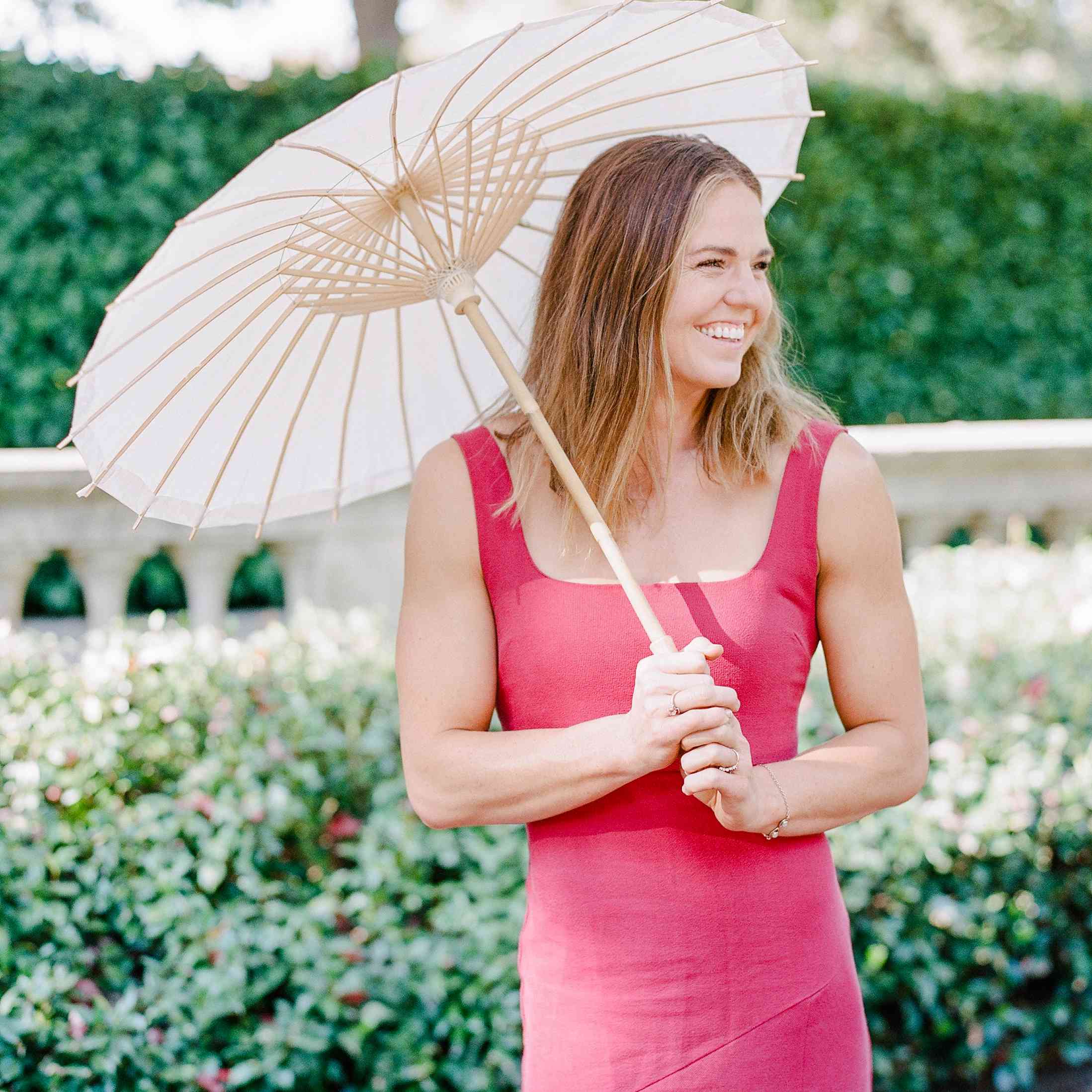 有太阳伞的妇女在婚礼