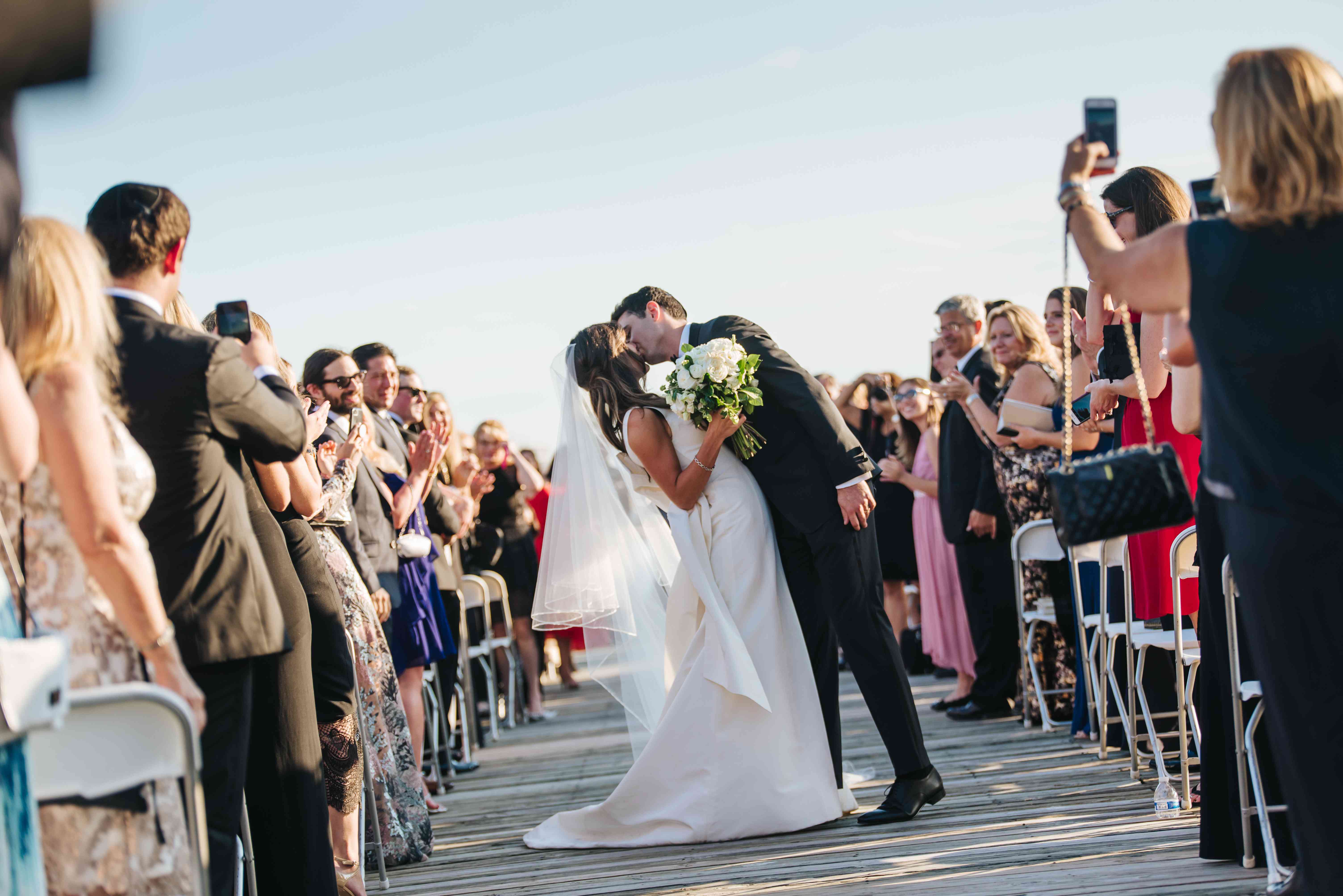 新娘和新郎初吻