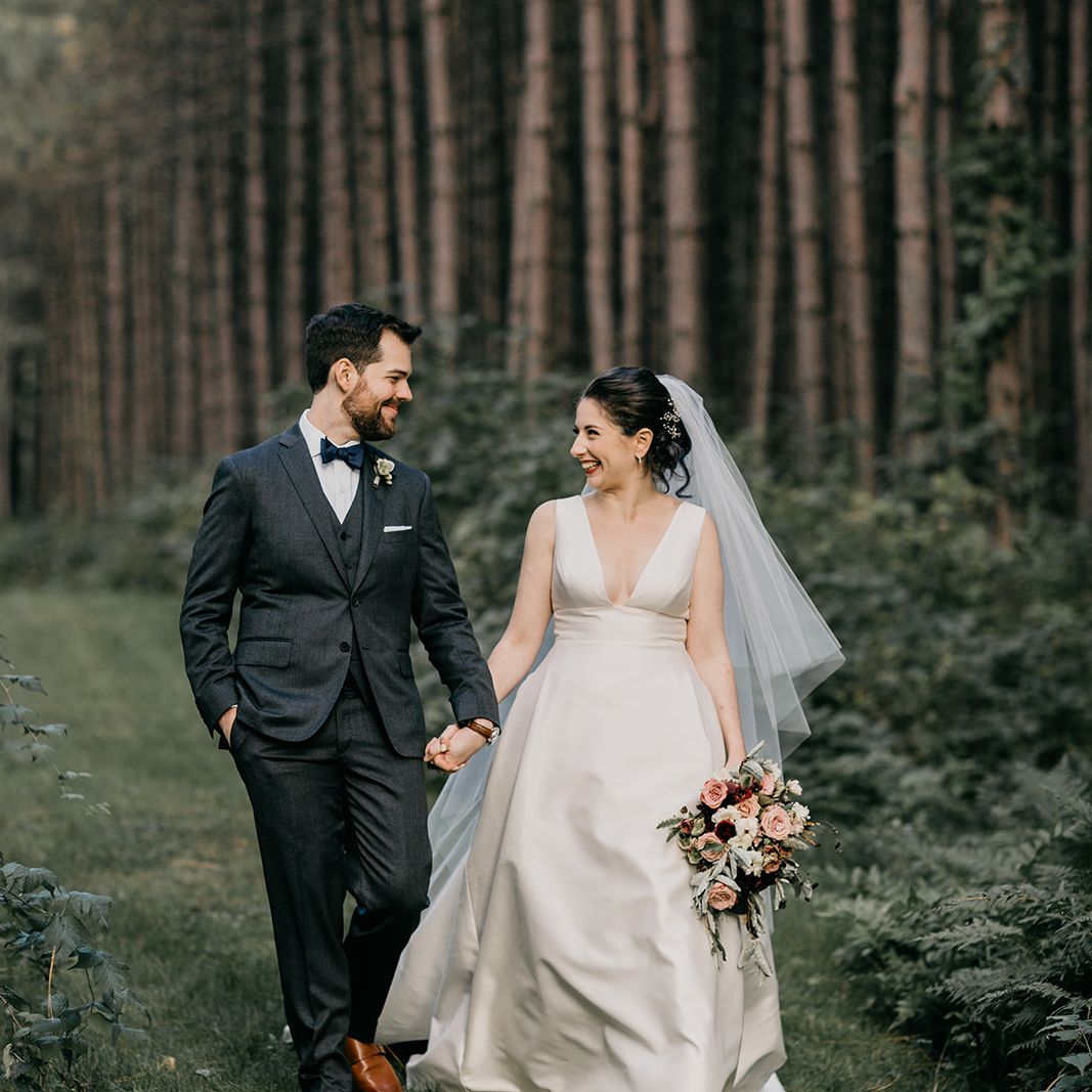 新娘和新郎手牵着手