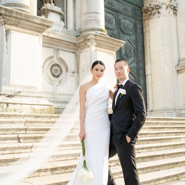 现代威尼斯婚礼，新郎新娘摆造型