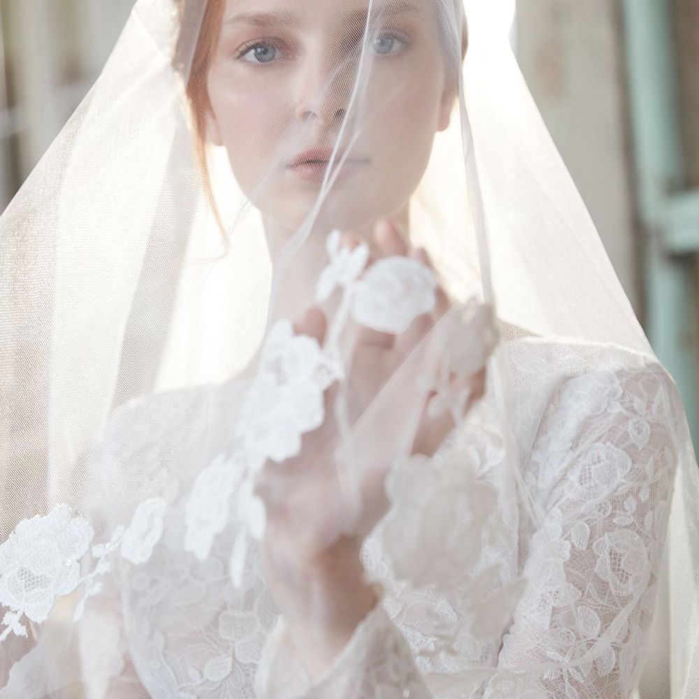 模特穿着带花贴花的薄纱面纱