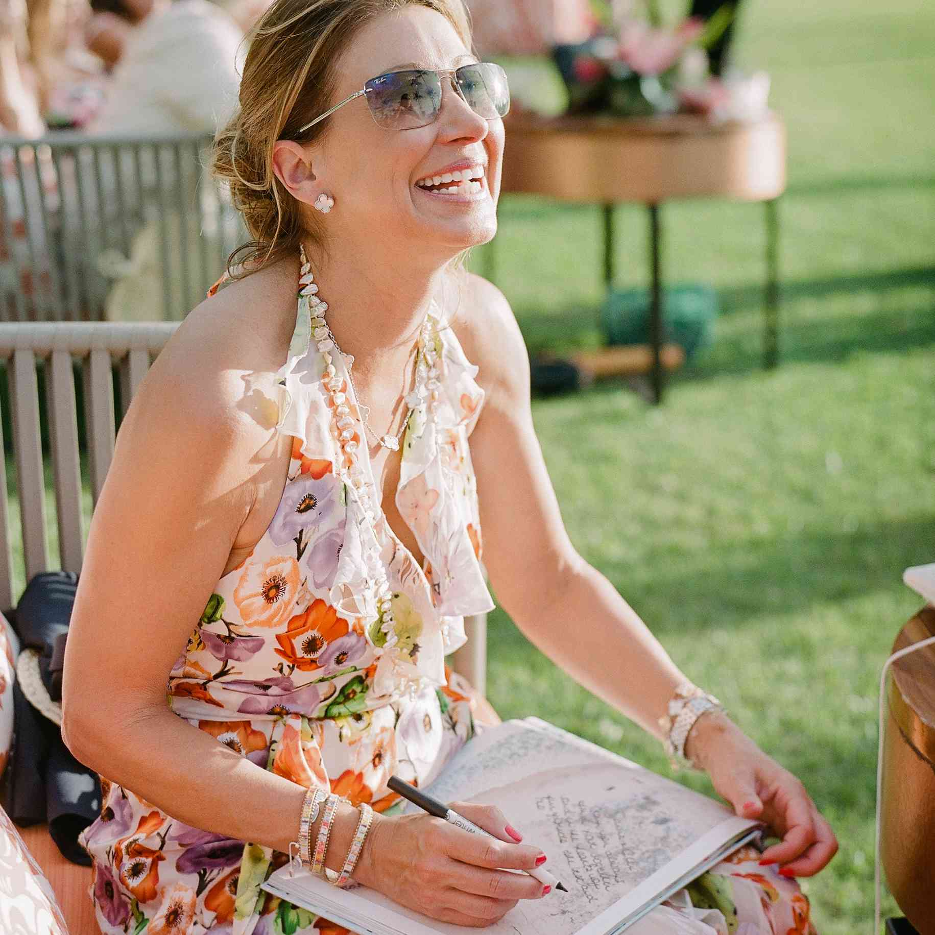 妇女签字留言簿