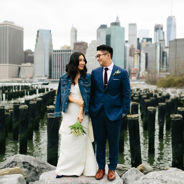 新娘和新郎站在河边