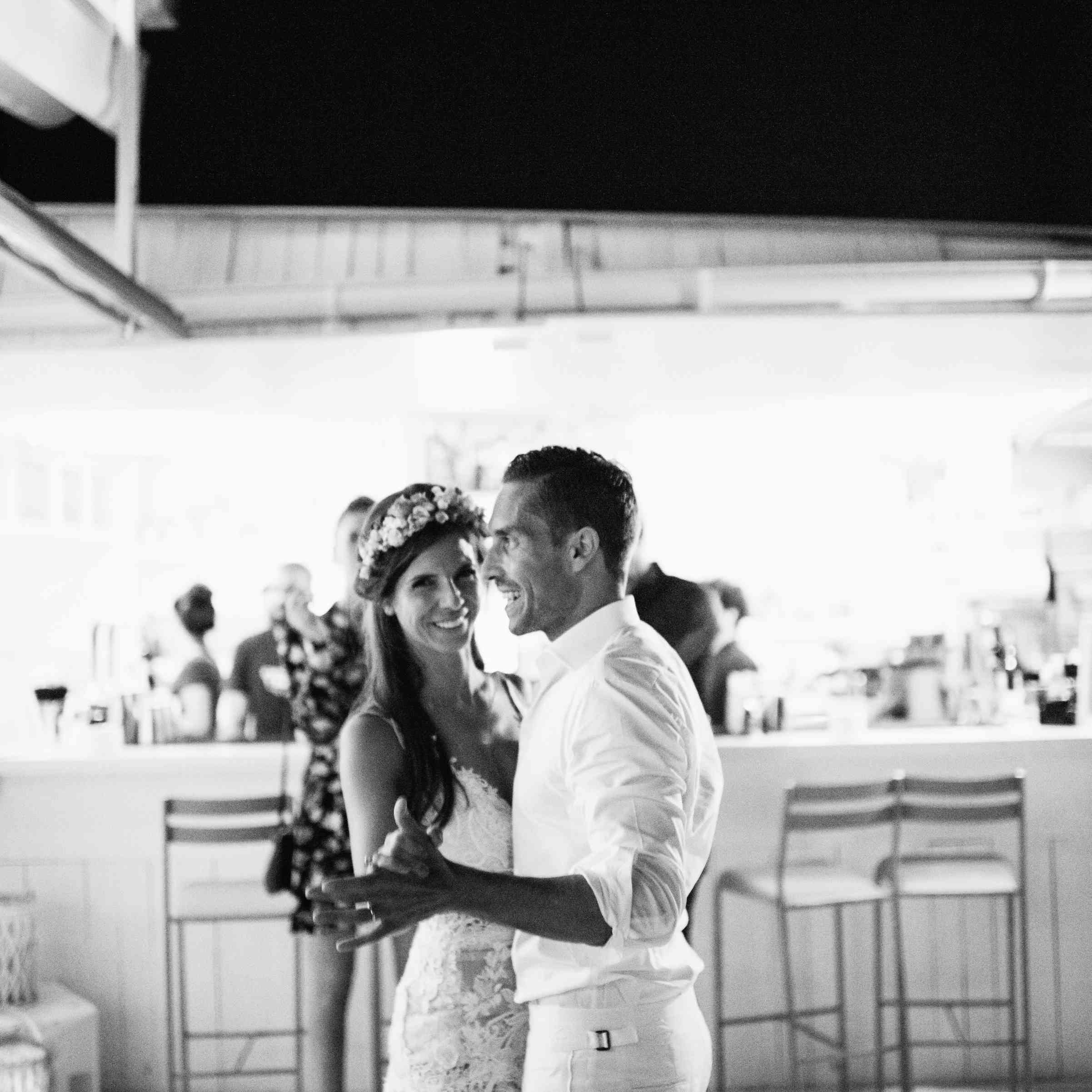 新娘和新郎在前台跳舞