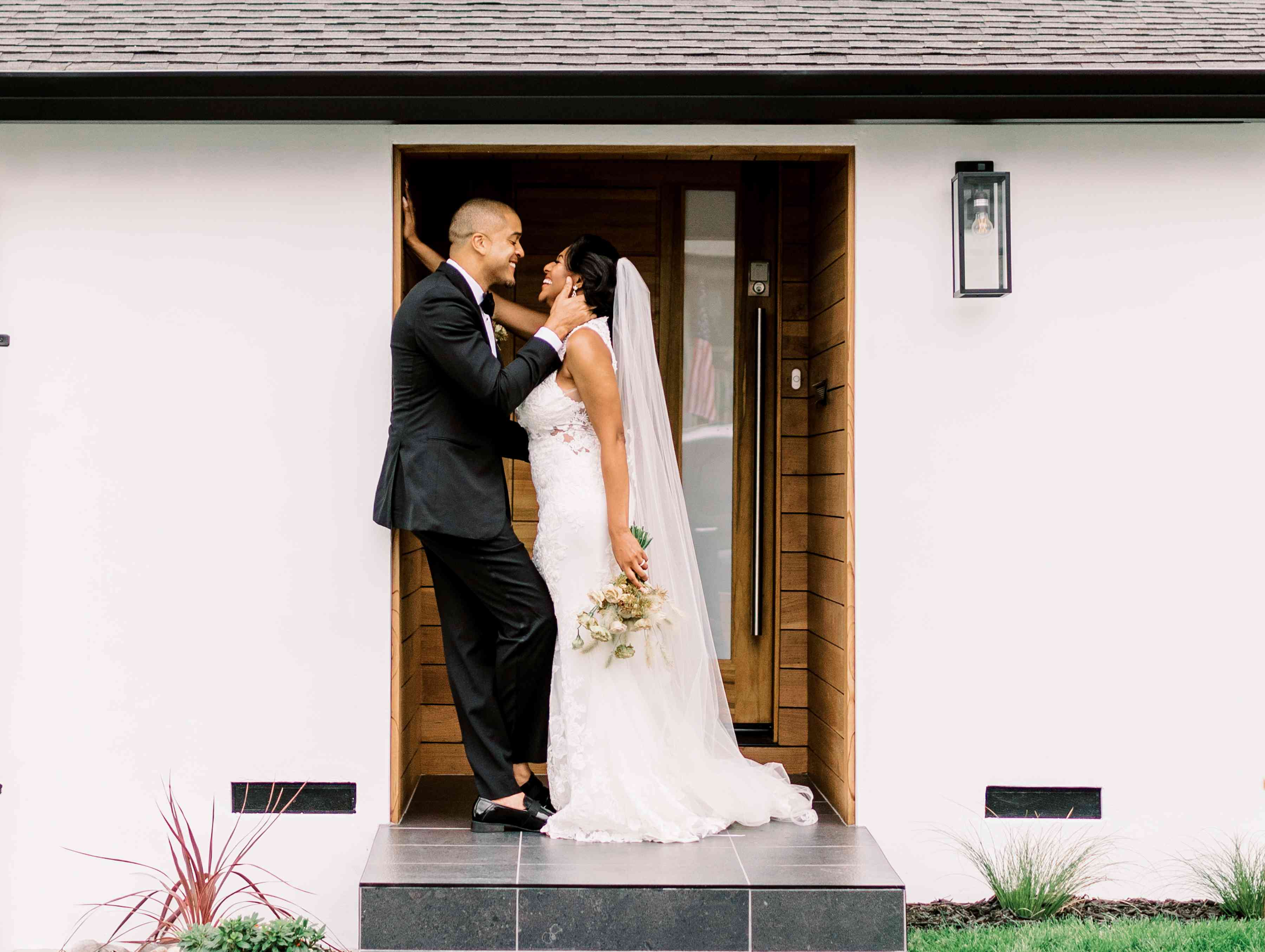 新娘和新郎摆姿势