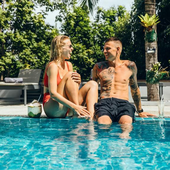 夫妇享受游泳池边