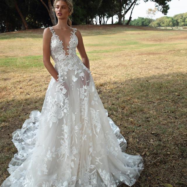 Deep V全面蕾丝新娘礼服的模型与口袋