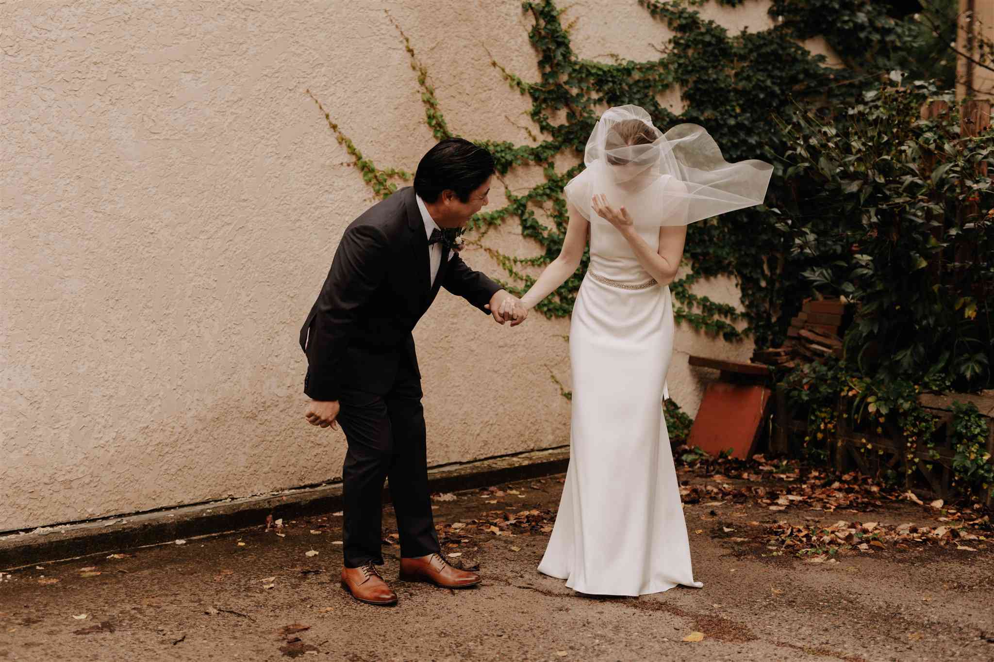 一对在风中笑的夫妻