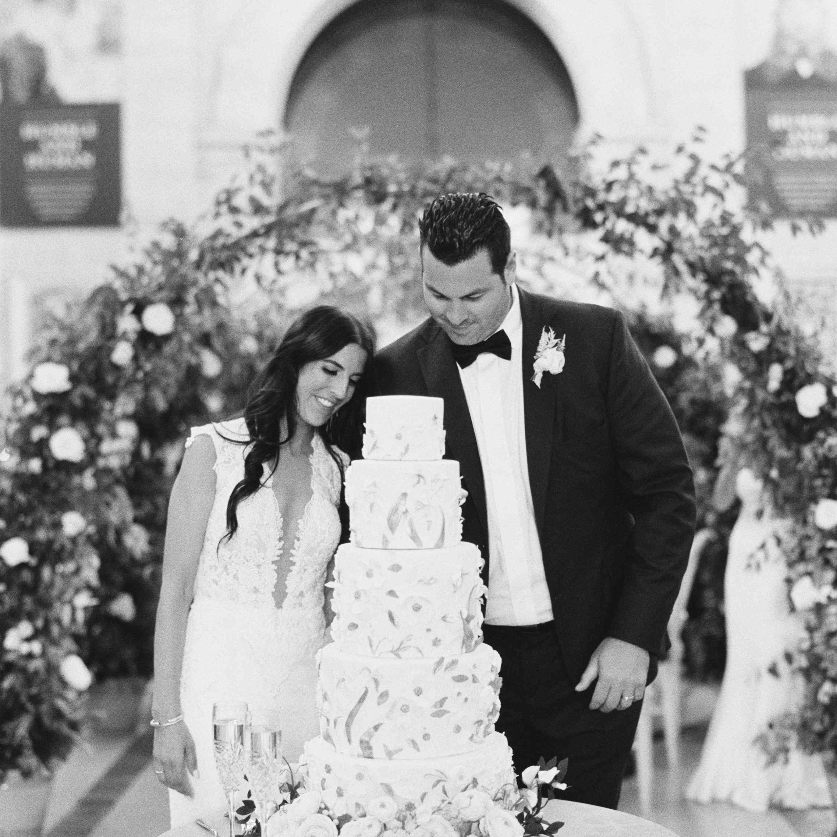 这对夫妇切结婚蛋糕