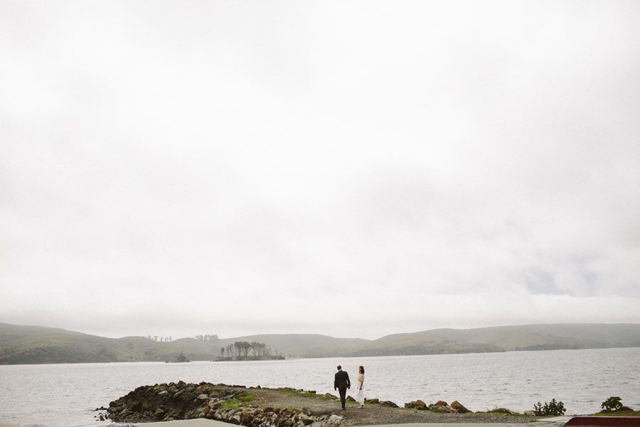 新娘和新郎在尼克的小海湾