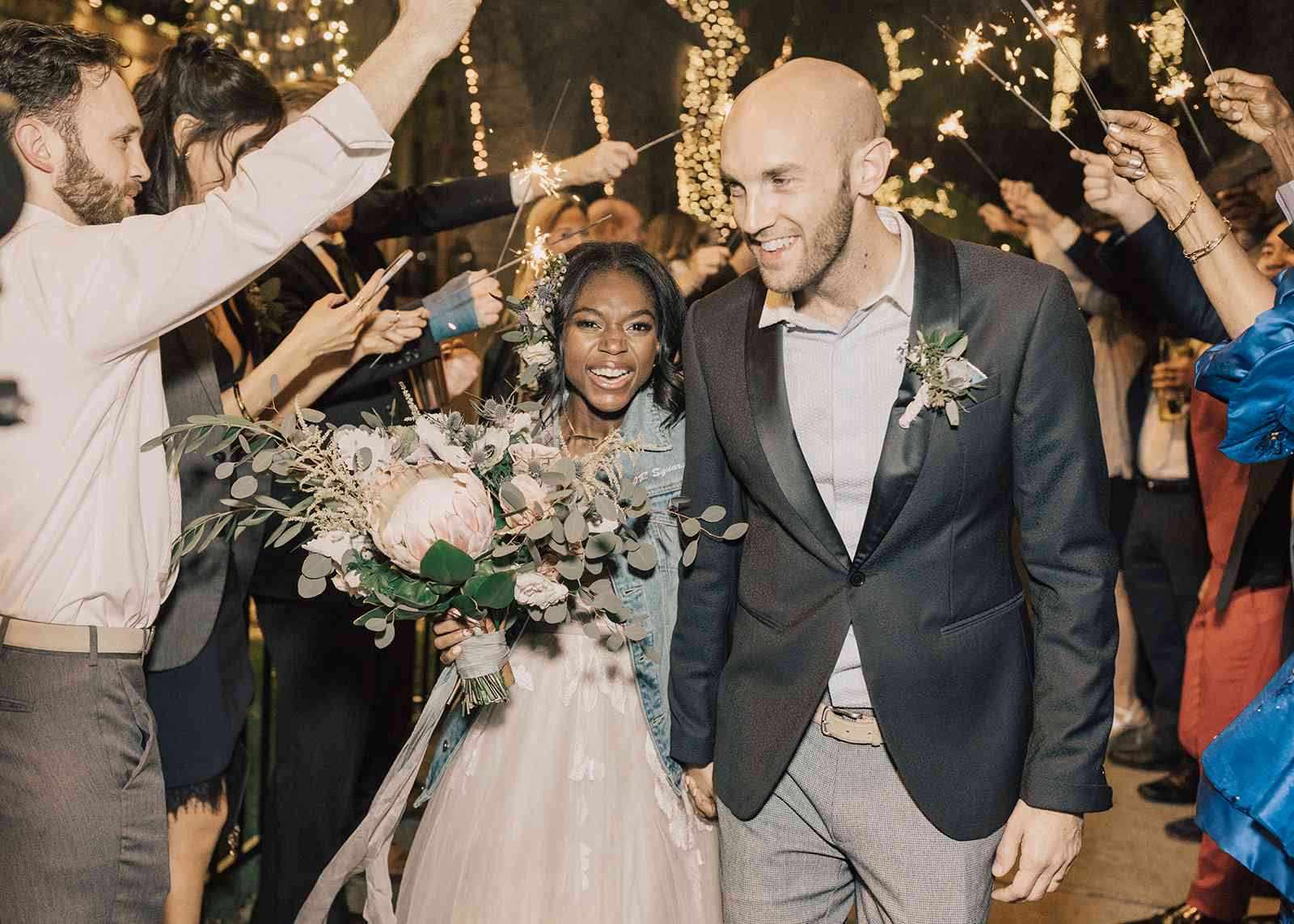 新婚夫妇离开接待处