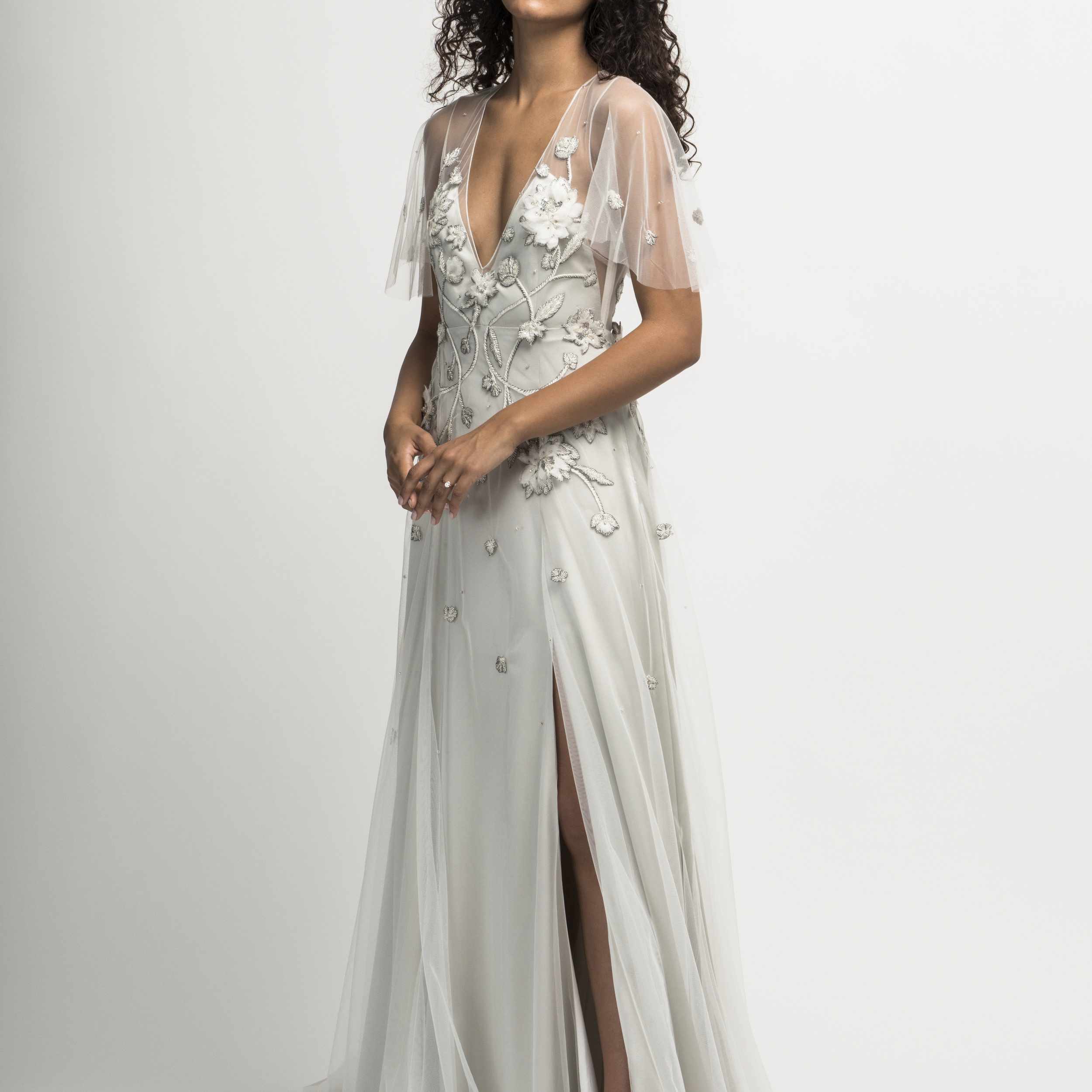 模特身穿深V花a字长裙，带印花appliqué和透明帽袖