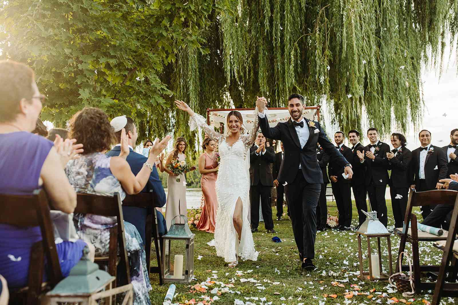 新娘和新郎退出婚礼仪式