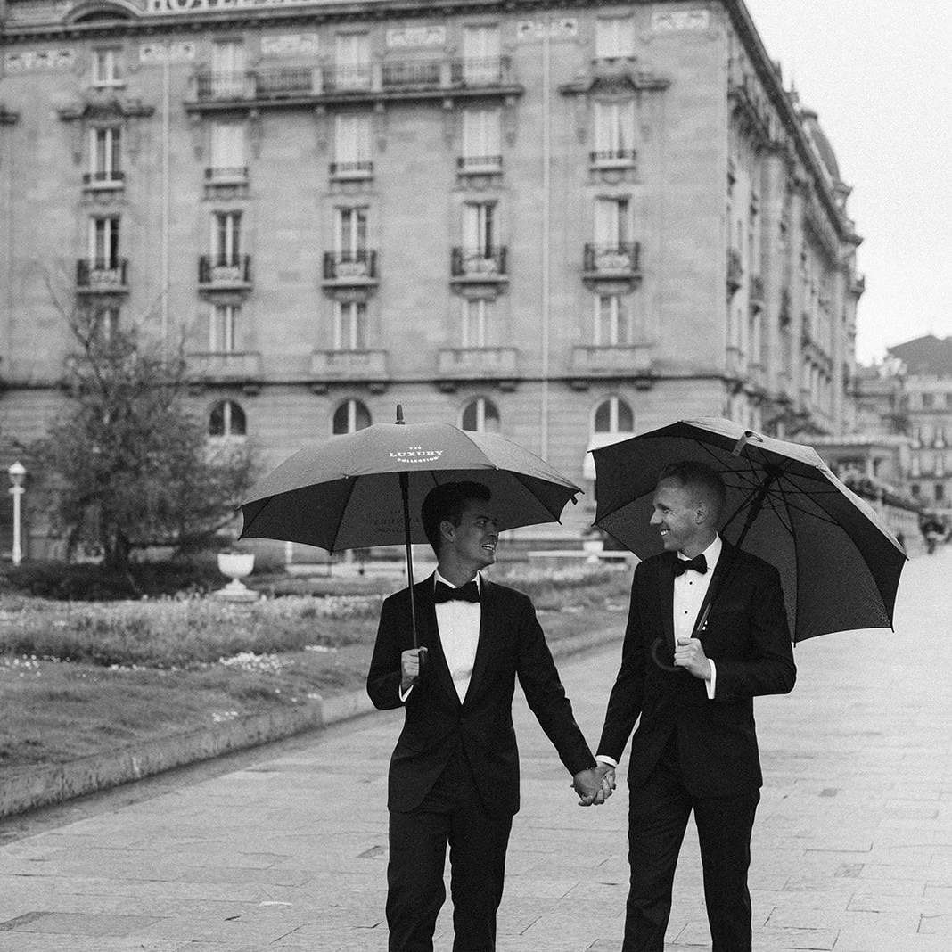 2个新郎用雨伞走