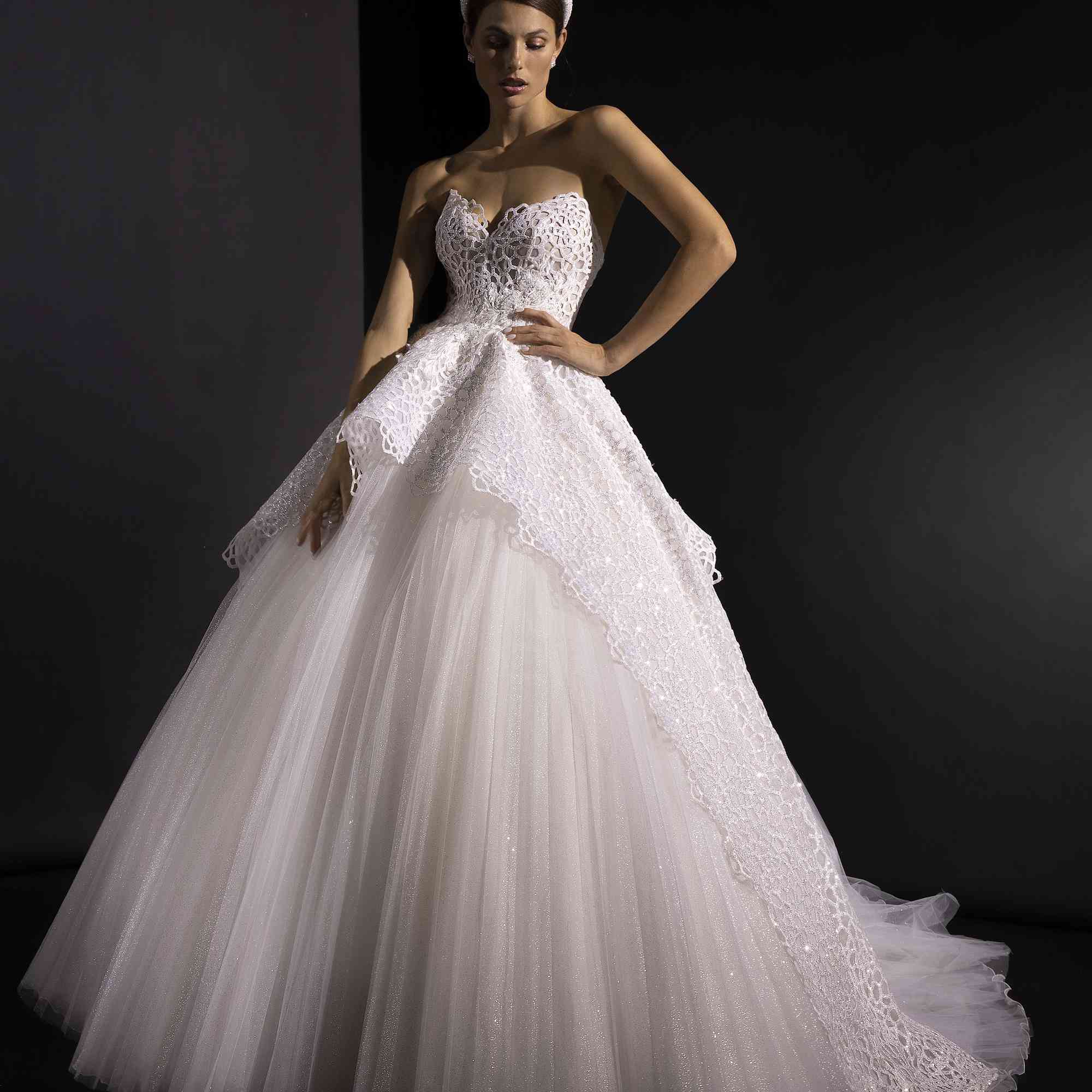 模型露肩长礼服与薄纱裙和紧身胸衣花边