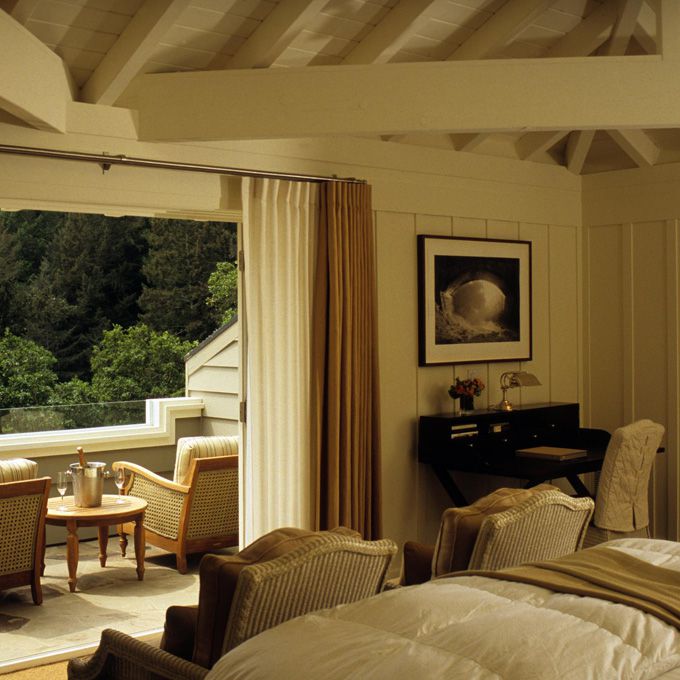 酒店房间相邻的阳台