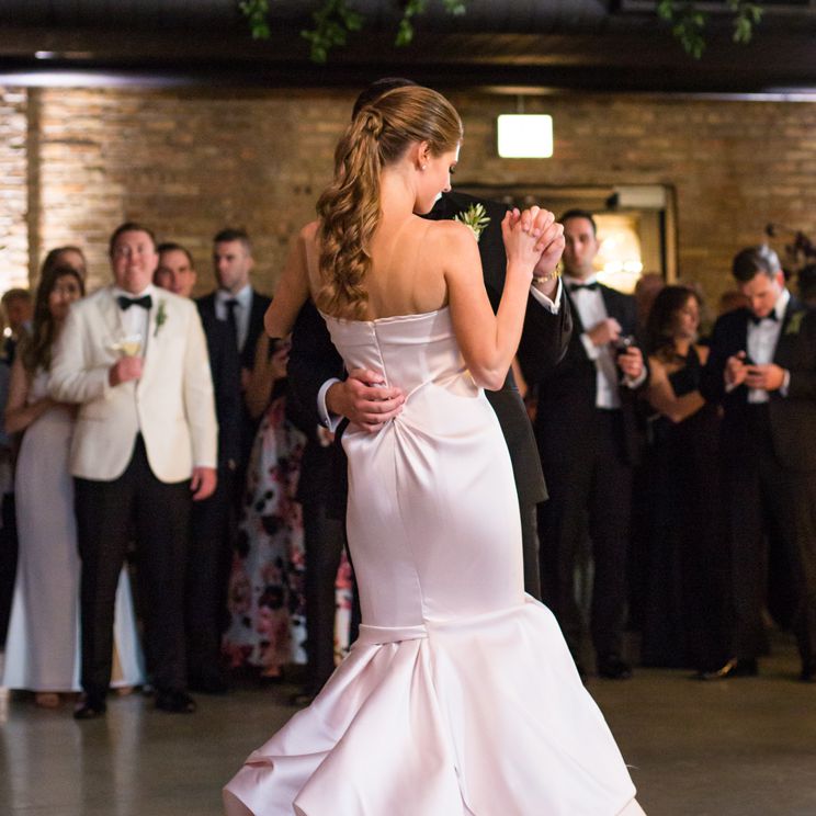 他们的第一支舞时，新娘和新郎