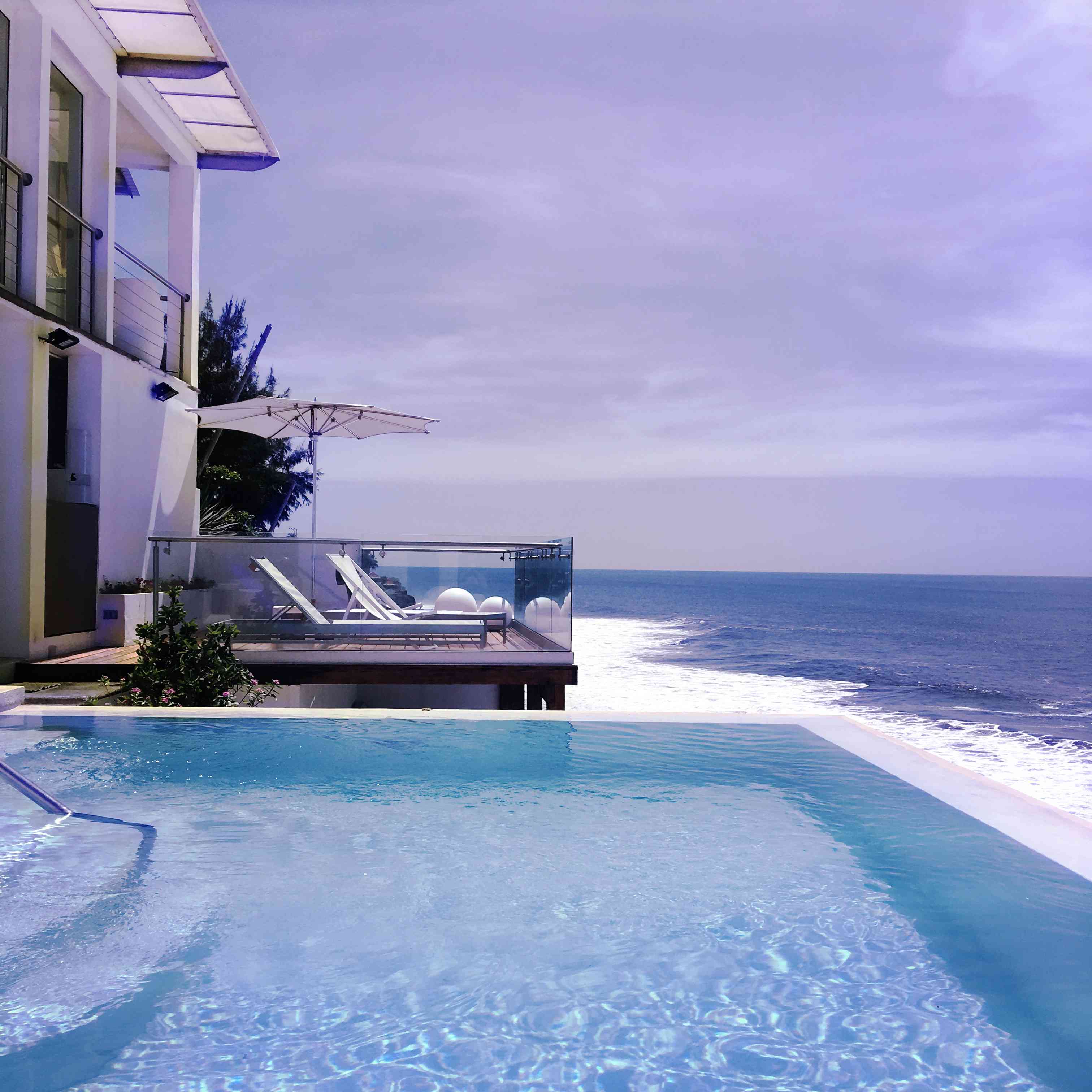 度假胜地的海边游泳池