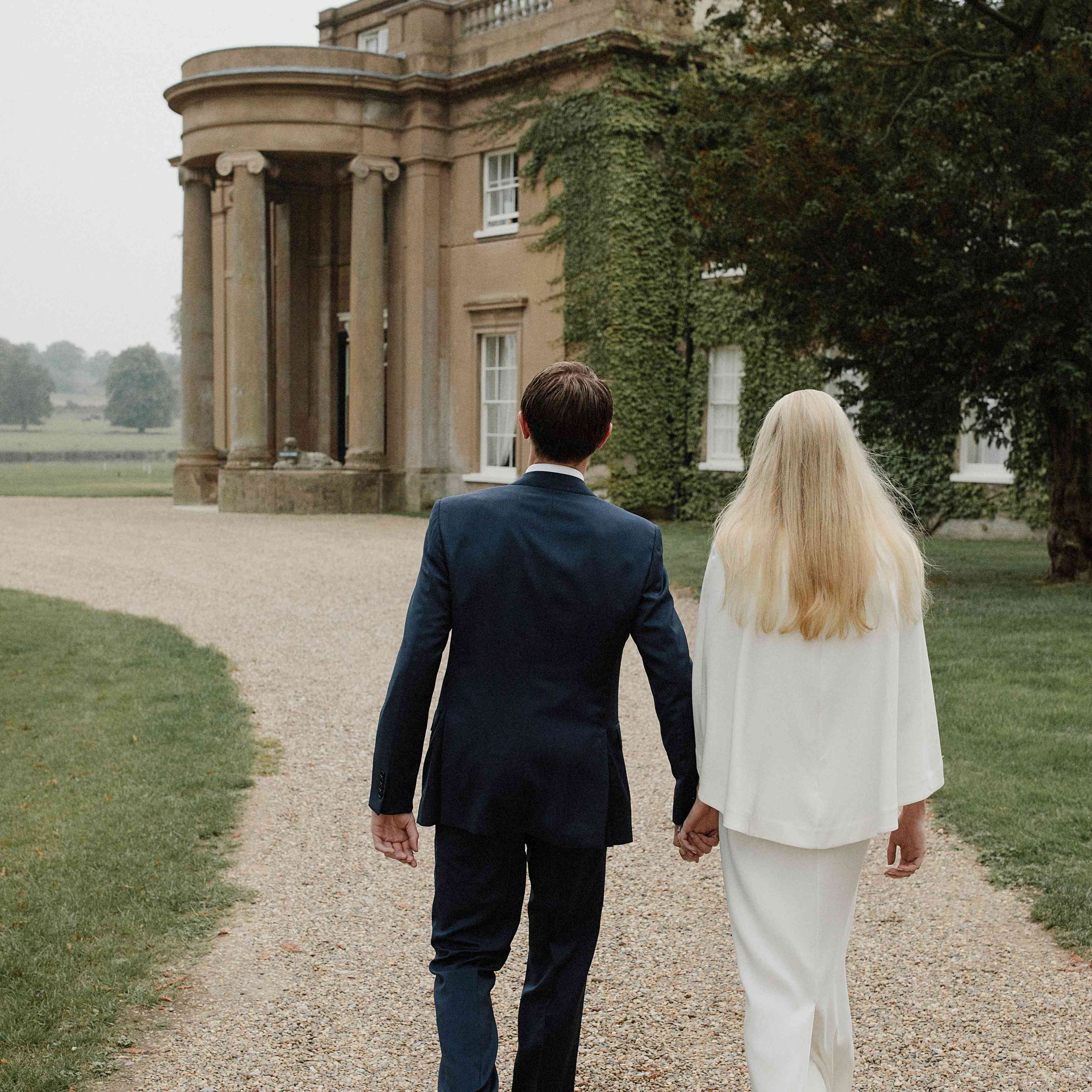 新娘和新郎从后面开枪