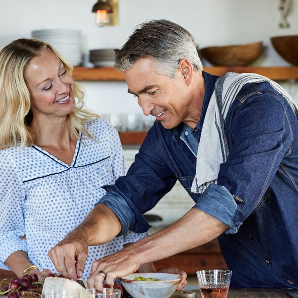年长的夫妇烹饪