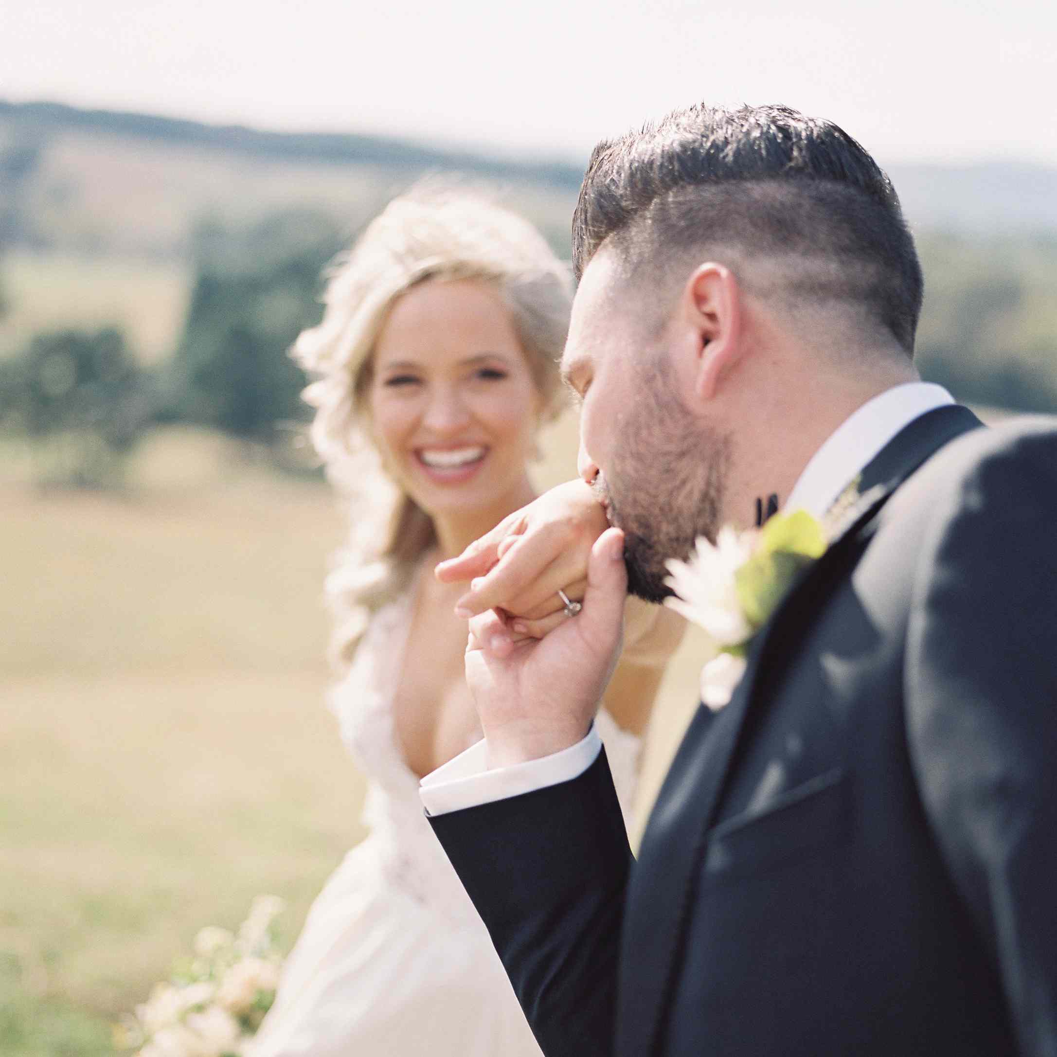 <P>新郎接吻新娘手</ P>搜索结果