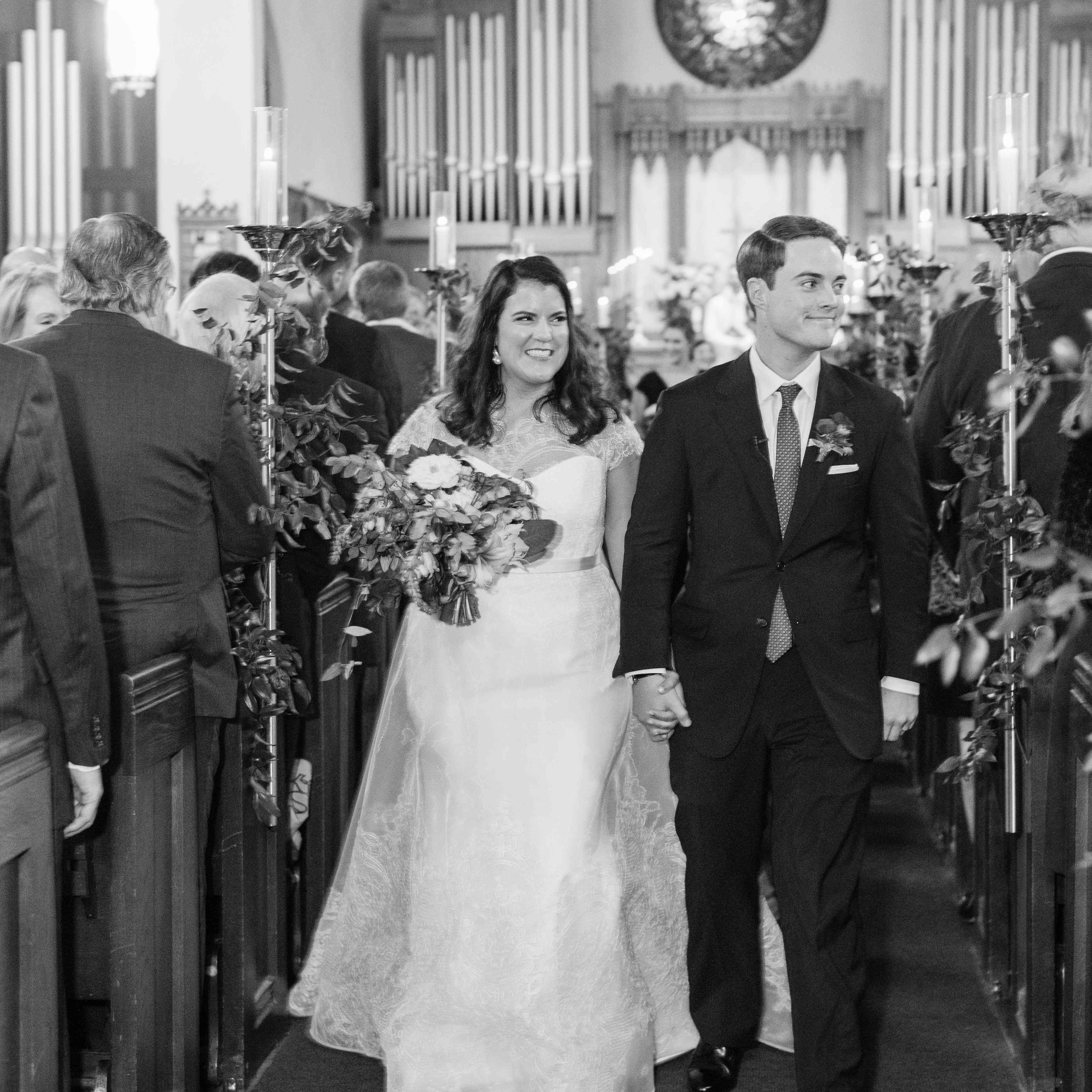 新娘和新郎沿着走廊走下去