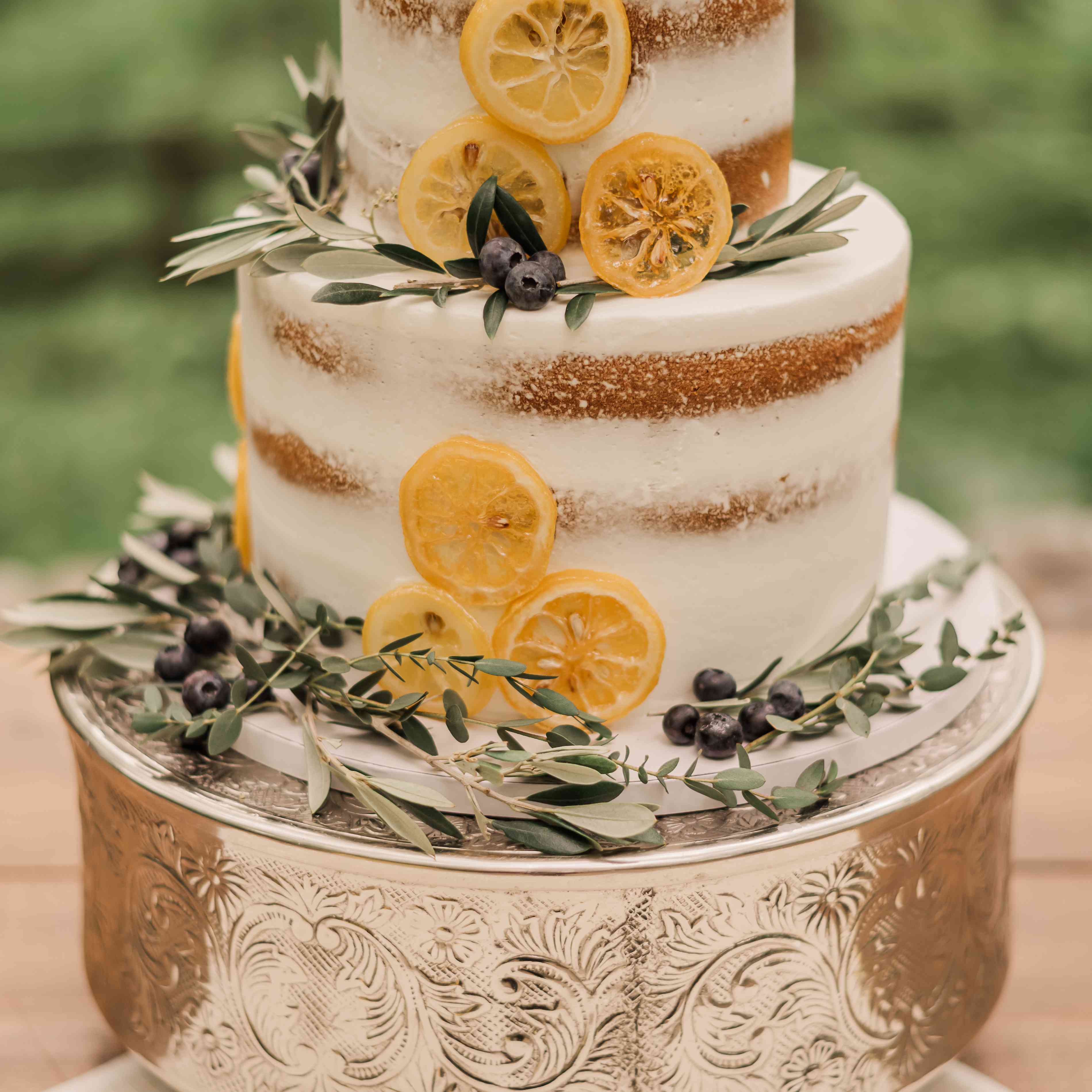 柠檬和绿叶的婚礼蛋糕