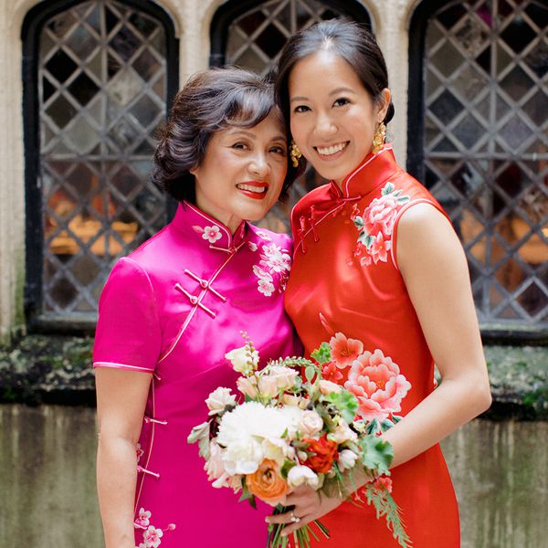 新娘的母亲和手持花束的新娘