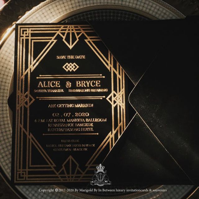 万寿菊通过在它们之间隔盖茨比主题与金色金属色刻字光泽黑色亚克力邀请