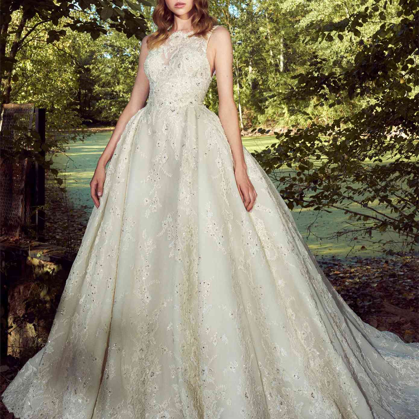 模型白色高领无袖舞会礼服和印花布亮片碎花花边刺绣