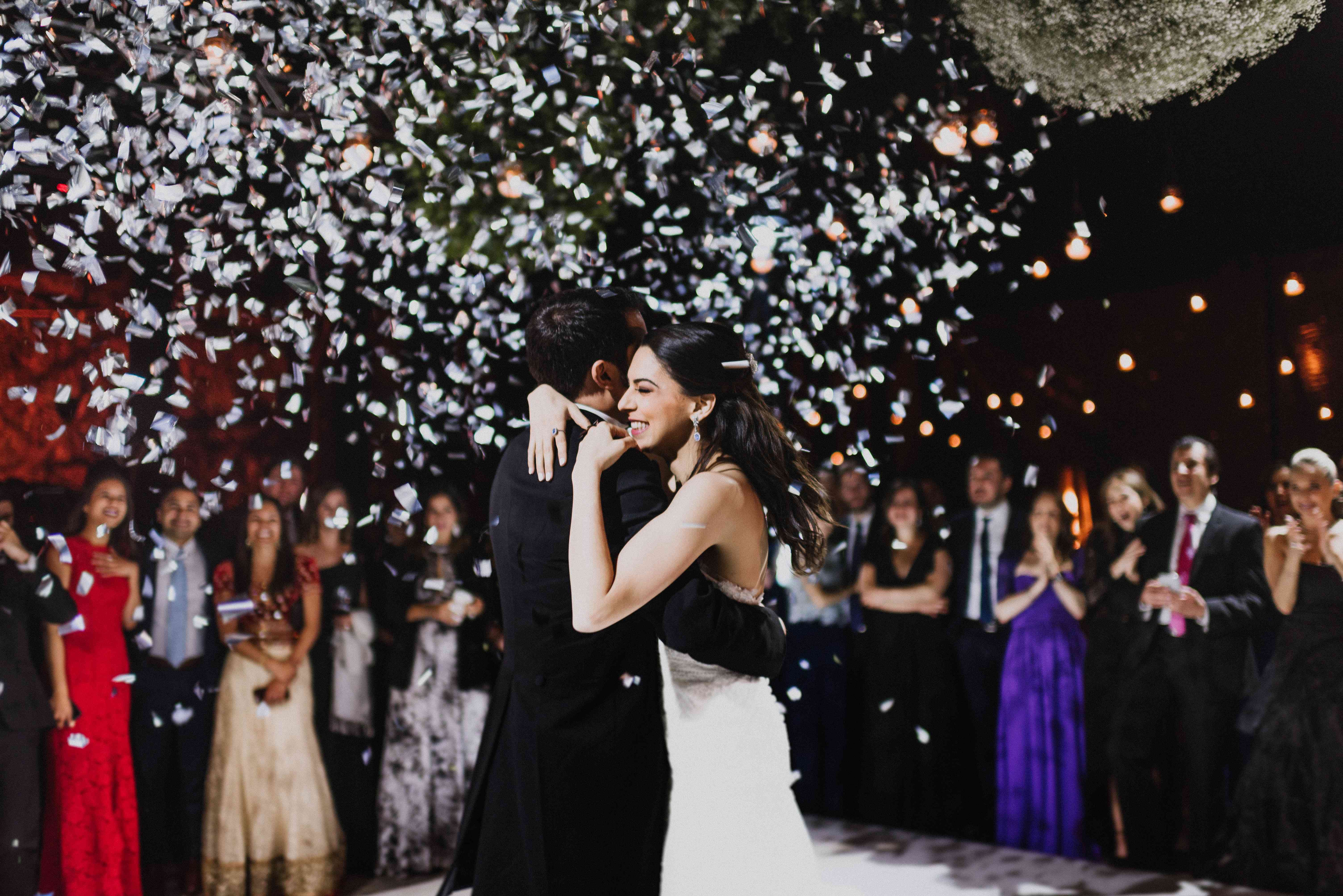 在舞池里跳第一支舞五彩纸屑下降