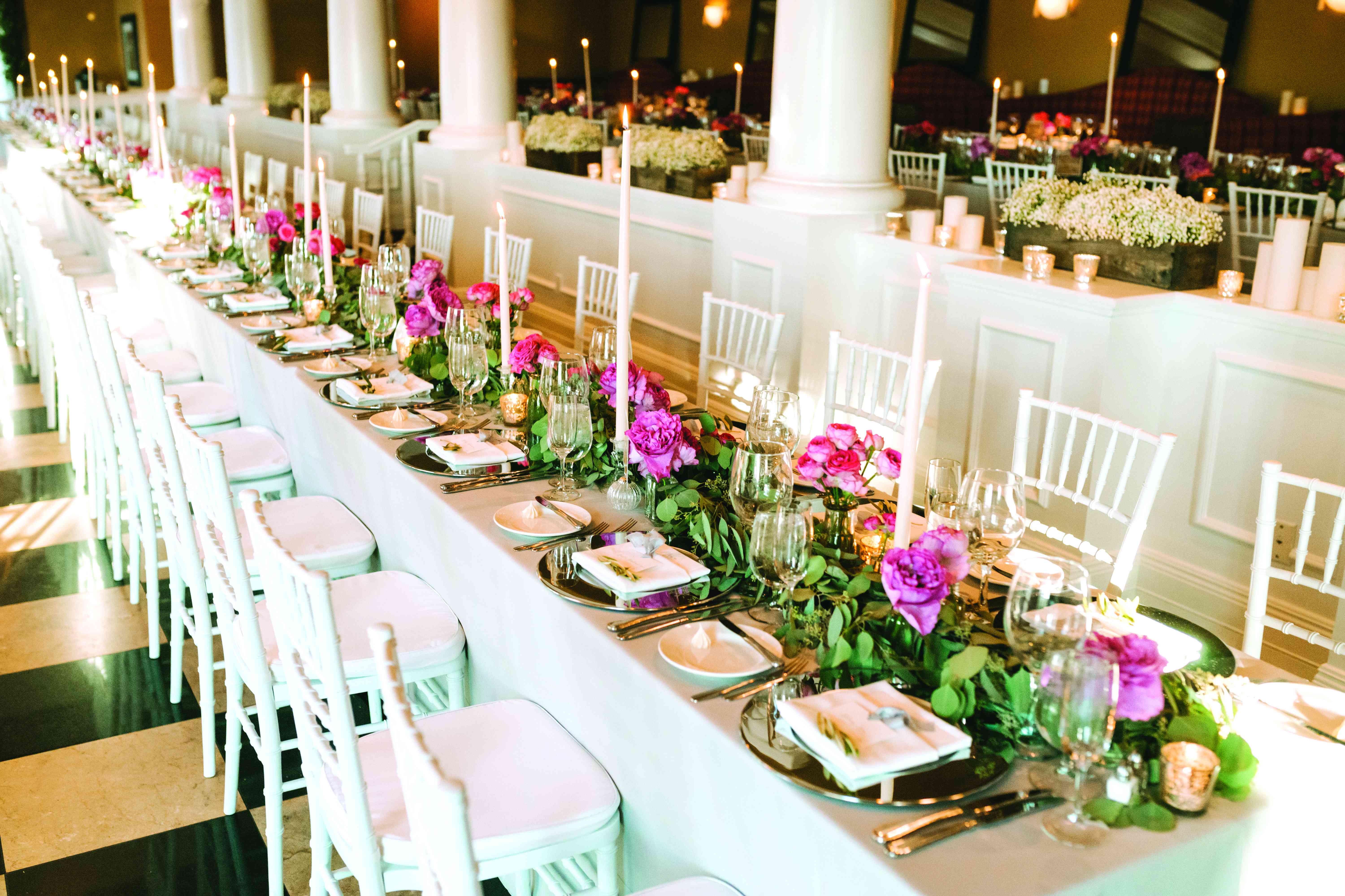 锥形蜡烛和粉色花朵中心