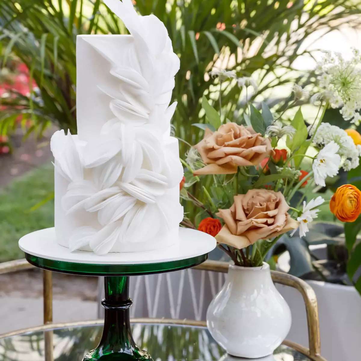 白色两分层蛋糕