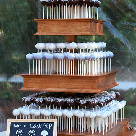 一个三层的流行蛋糕摊，由香料蛋糕、柠檬蛋糕和红丝绒蛋糕等口味组成，由Sweet Lauren Cakes公司制作