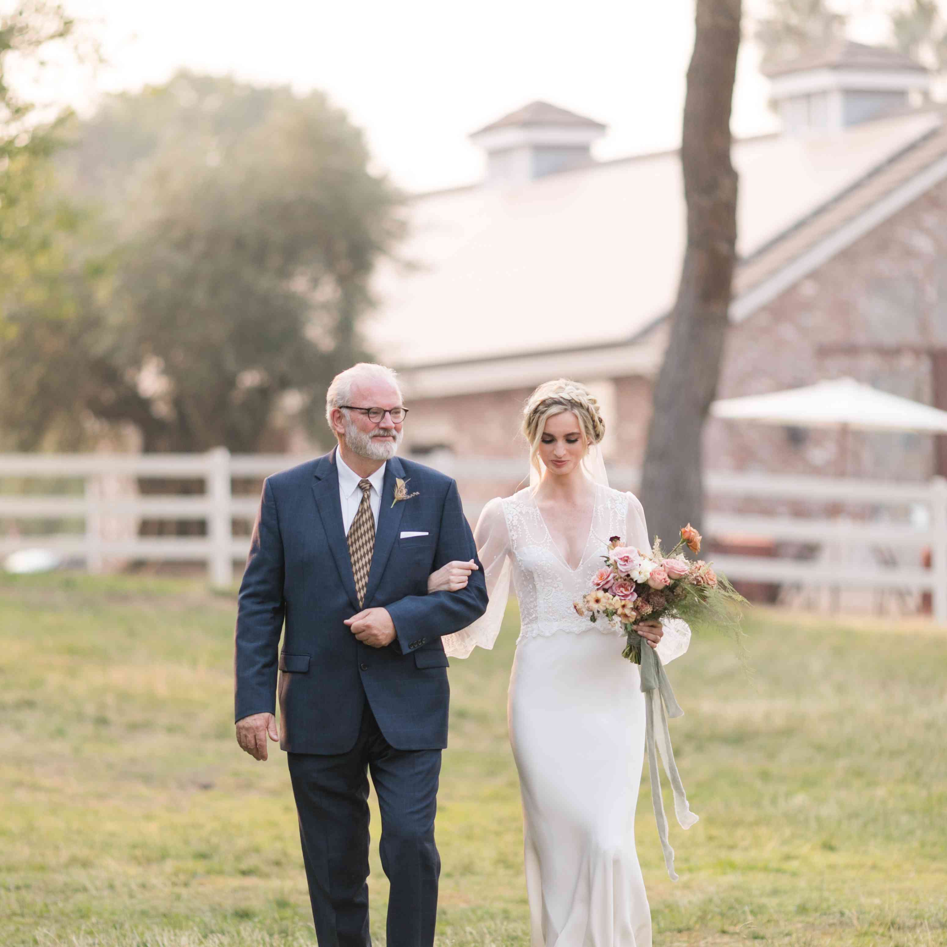 新娘和父亲走过走廊