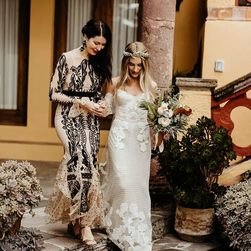 新娘和妈妈一起走过红毯