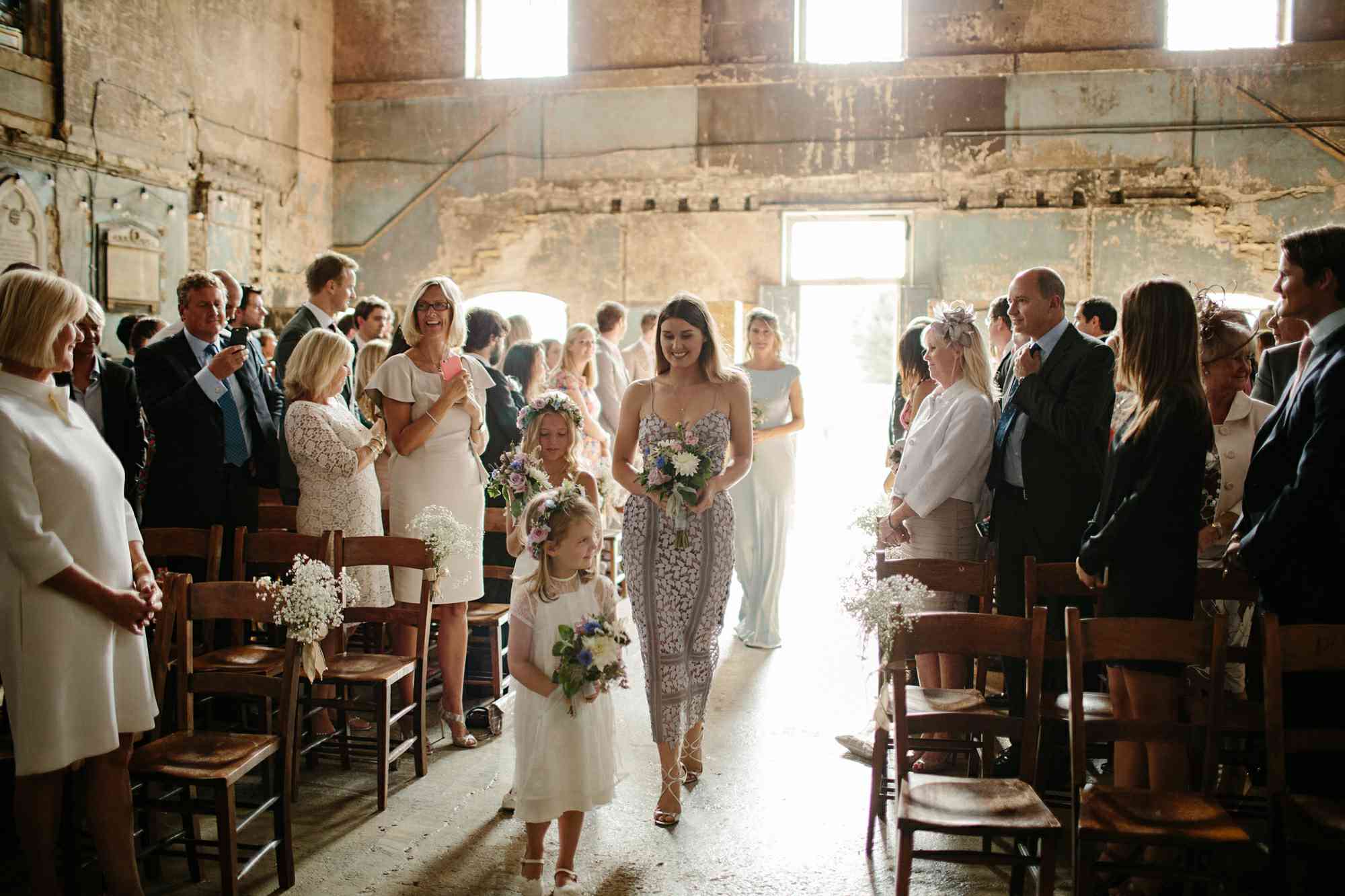 新娘党走在过道