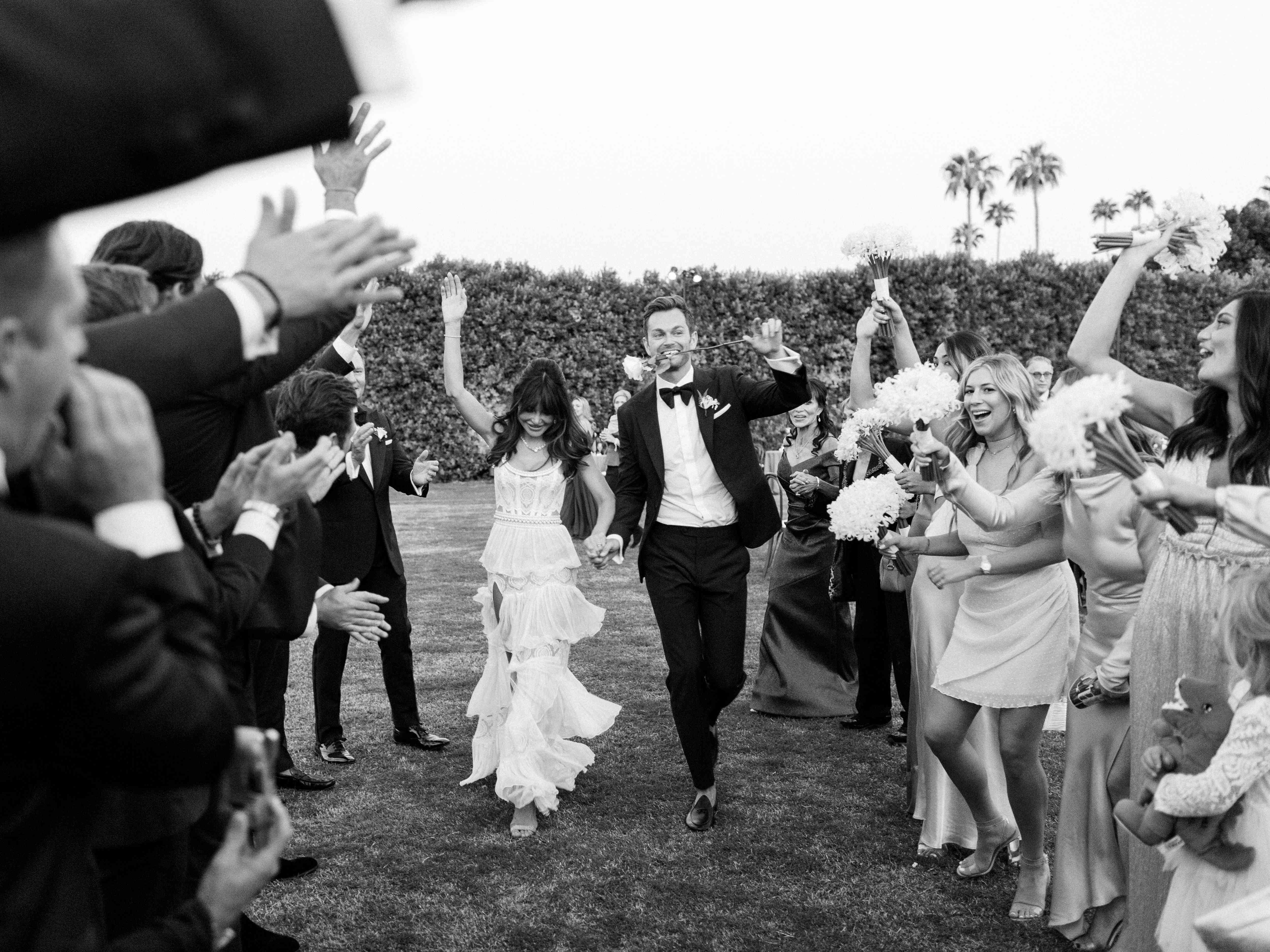 新娘和新郎进入接待处