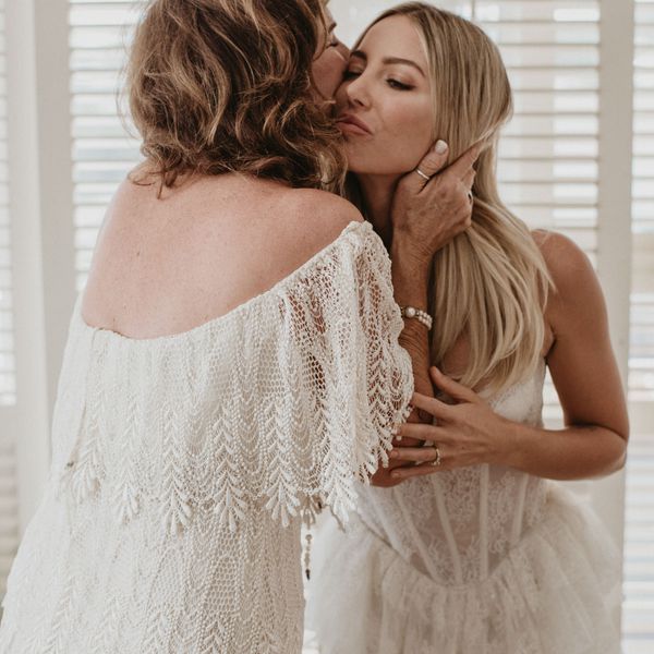 妈妈亲吻女儿的脸颊