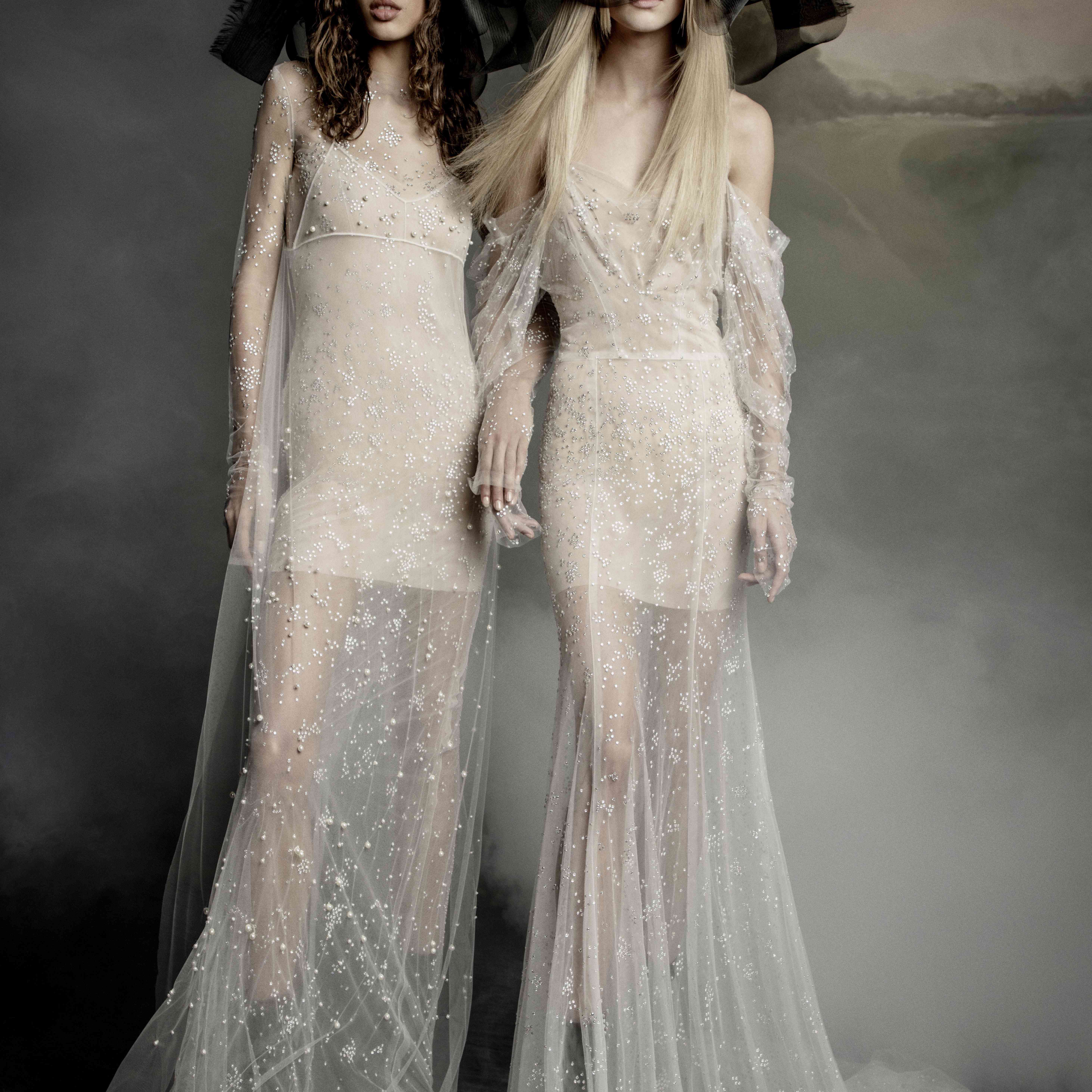 两名模特穿着水晶薄纱圆柱长袍