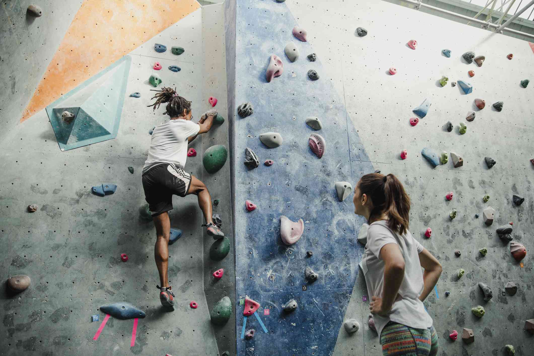 观看她的朋友岩石攀登的女孩户内