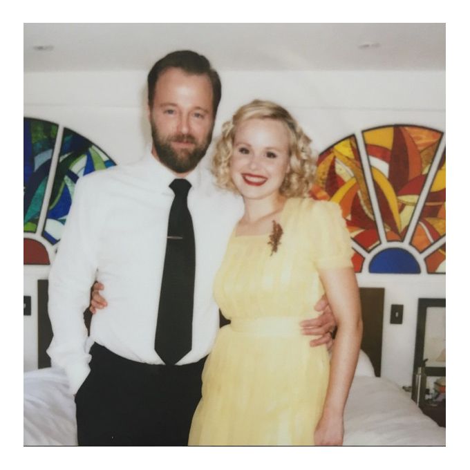 在她的阵亡将士纪念日婚礼周末，Alison Pill选择了复古风格，向日葵黄色的短袖复古裙，方形领口，紧身胸衣上有褶边。长及脚踝的礼服配以完美的小卷和亮红色嘴唇